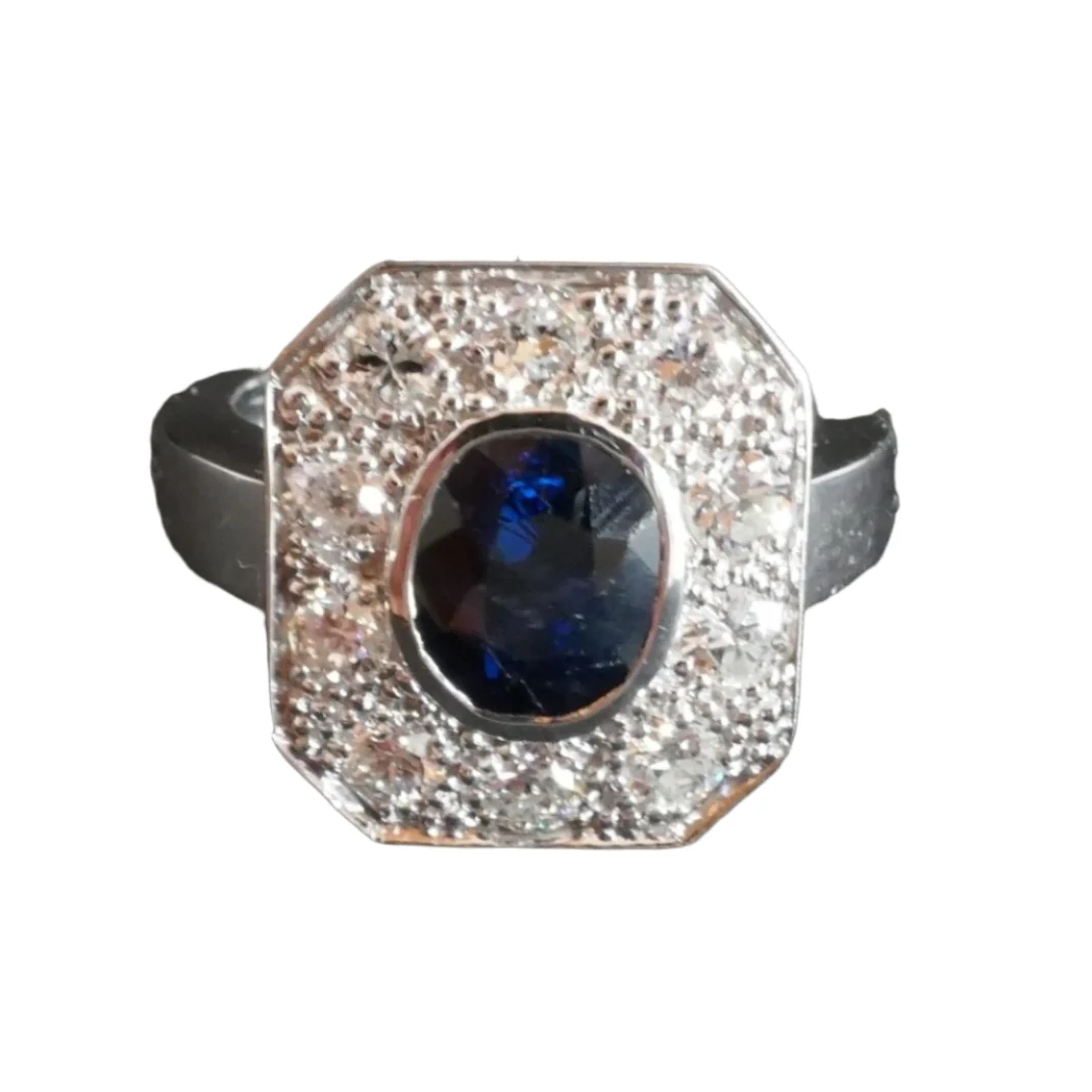 White gold, sapphire and diamond ring