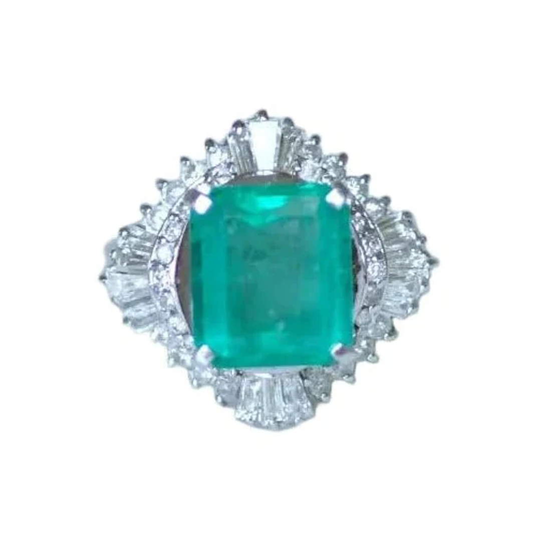 Bague Entourage en platine, émeraude et diamants