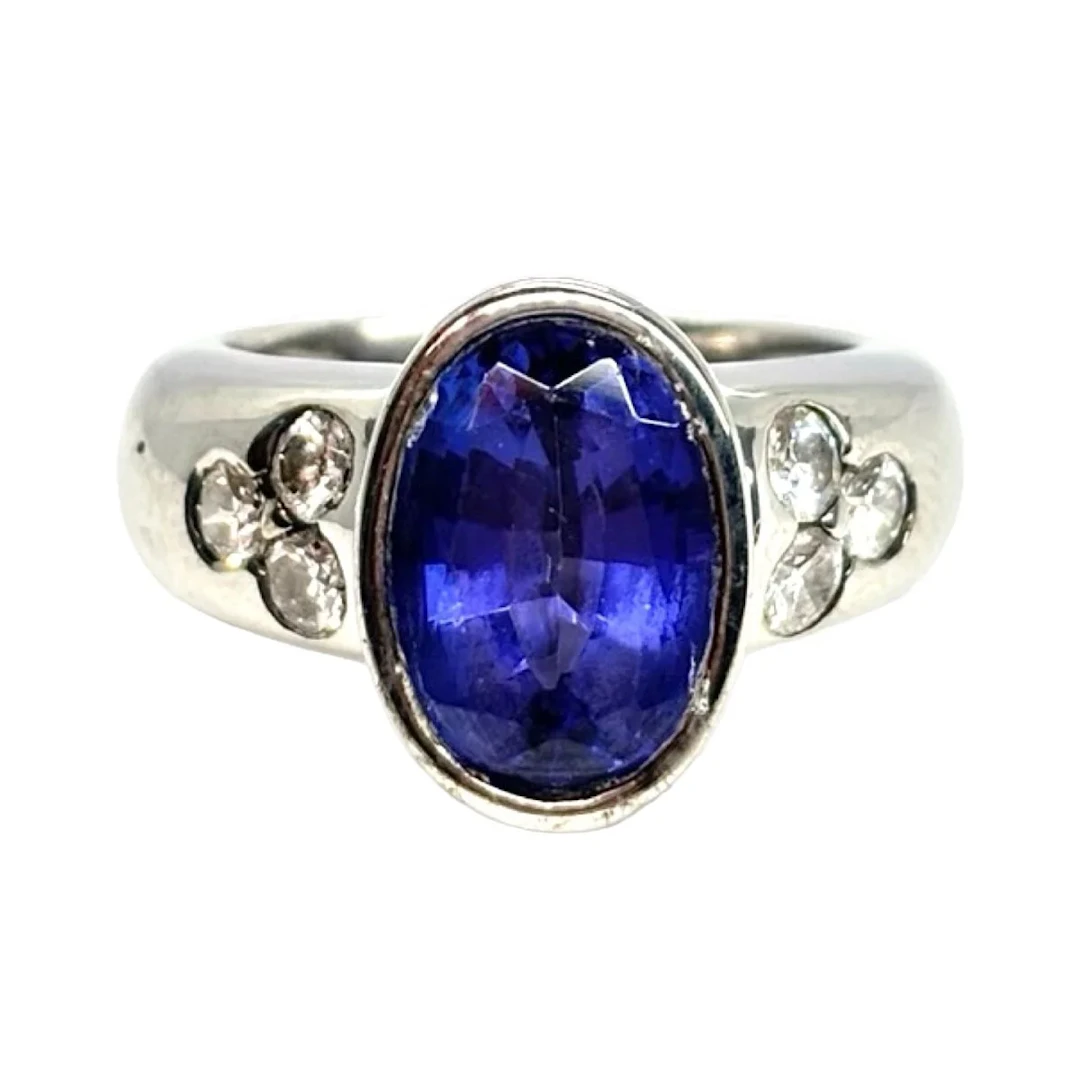 Ring in white gold, tanzanite, and diamonds