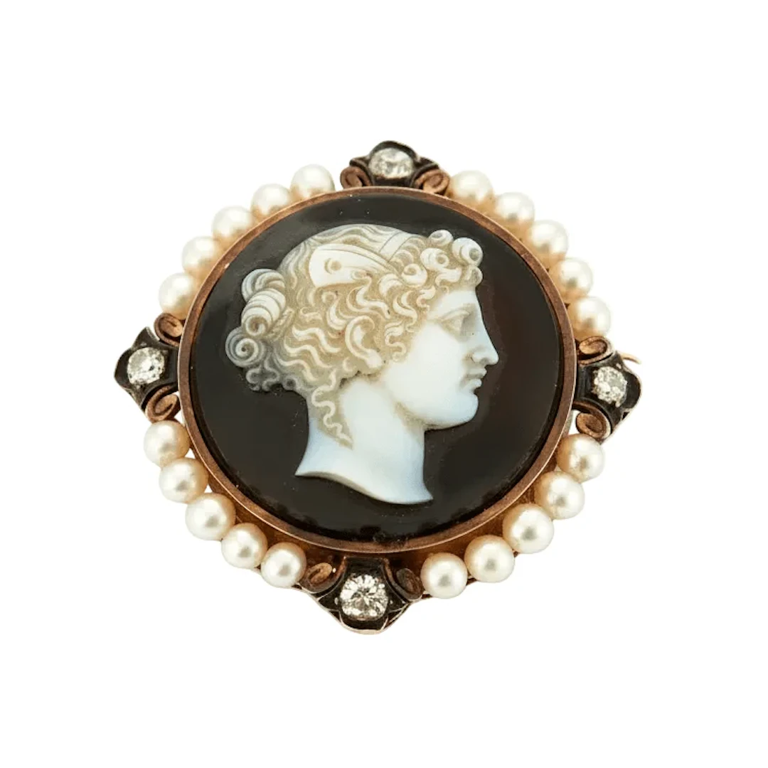 Cameo brooch in yellow gold, silver, chalcedony, pearls, and diamonds