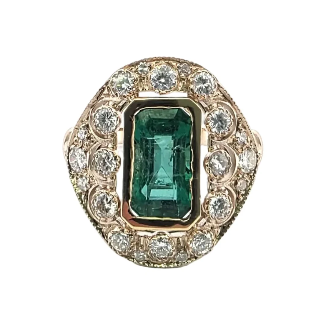 Entourage Ring in yellow gold, emerald and diamonds