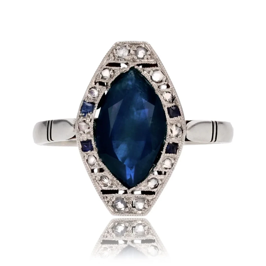 Bague Marquise en or blanc, saphirs et diamants