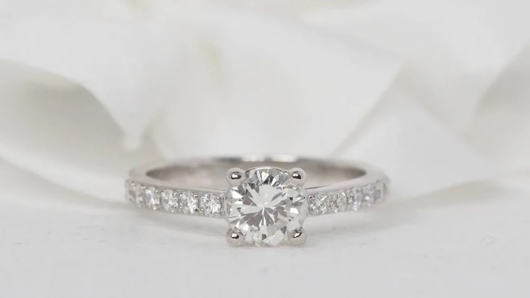 Solitaire ring in white gold and diamond