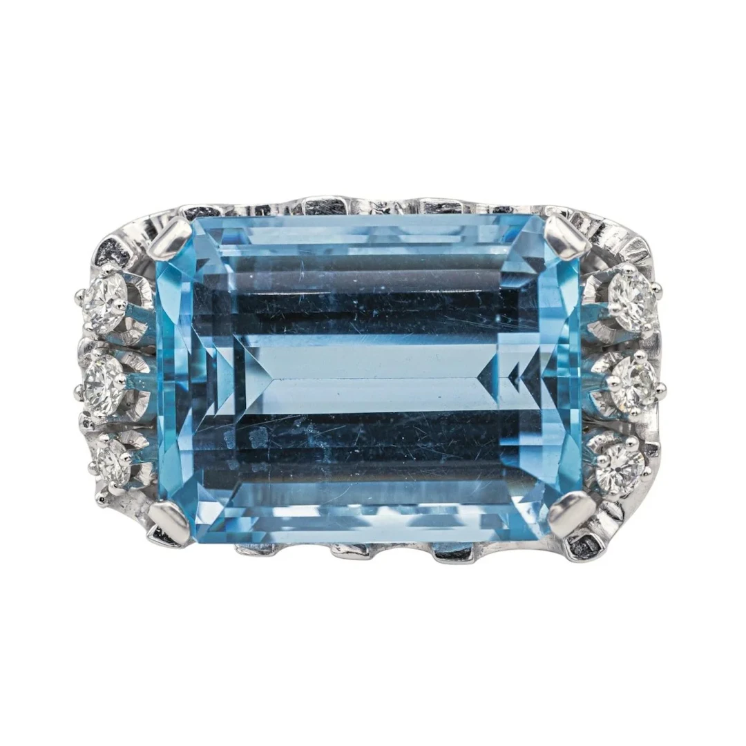 Bague en or blanc, aigue-marine, émeraude et diamants