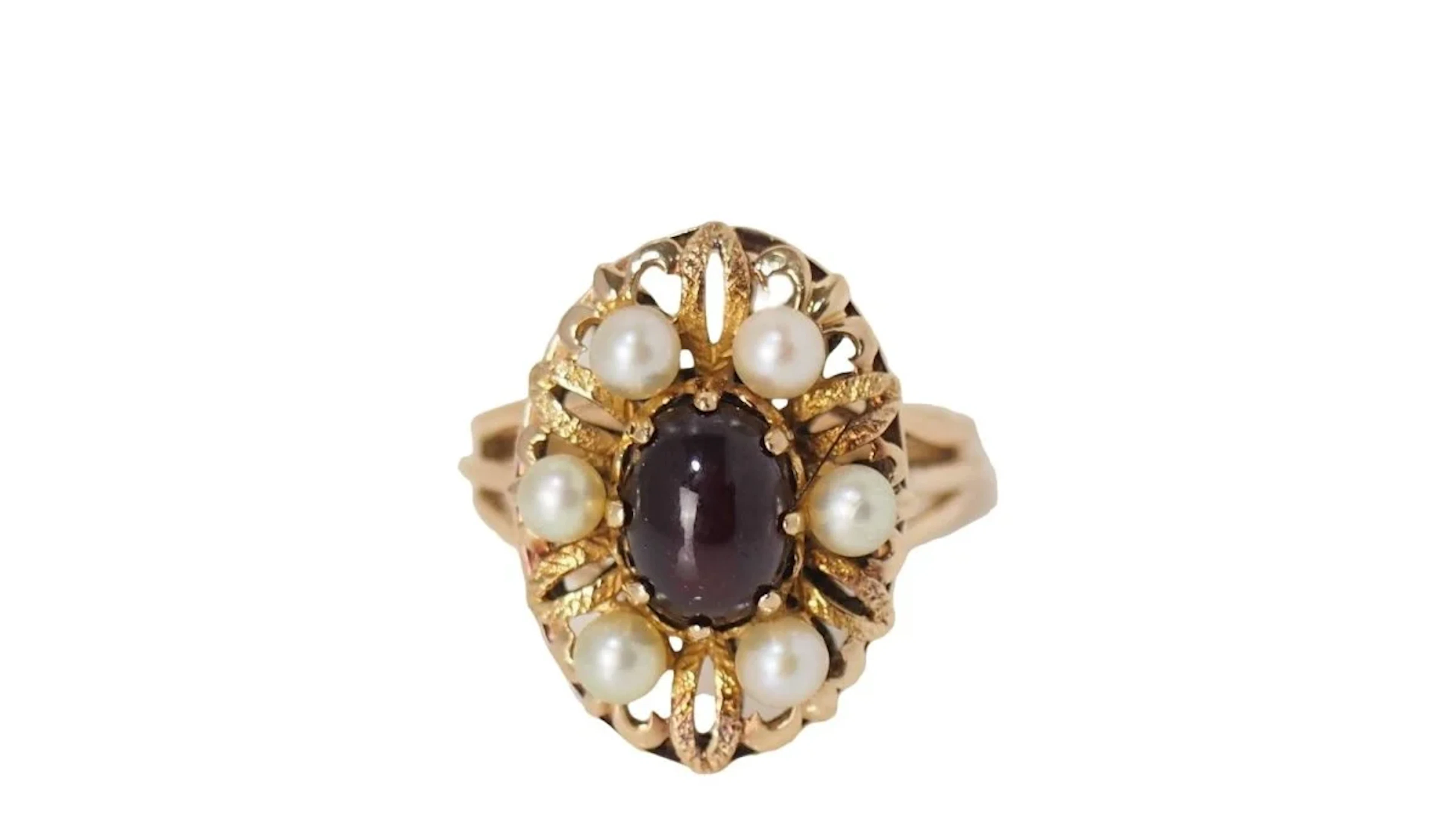 Yellow gold ring, garnet cabochon and pearls
