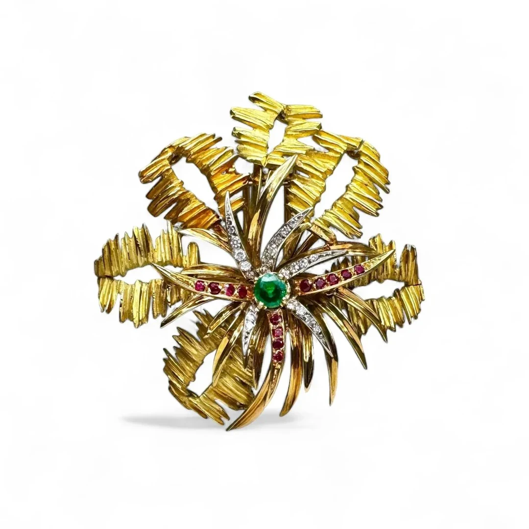 MELLERIO Brooch in yellow gold, the center decorated with emerald
