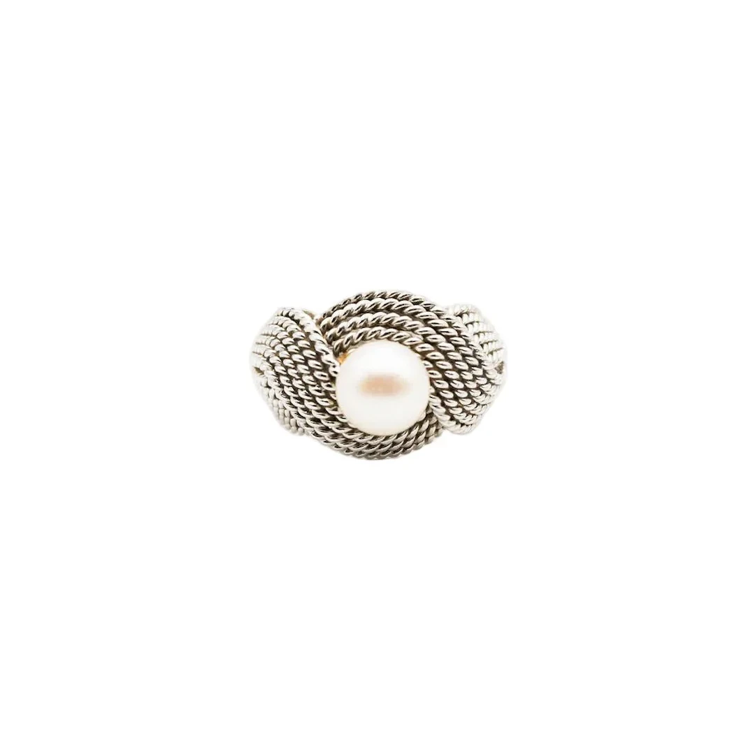 Ring in white gold and pearl