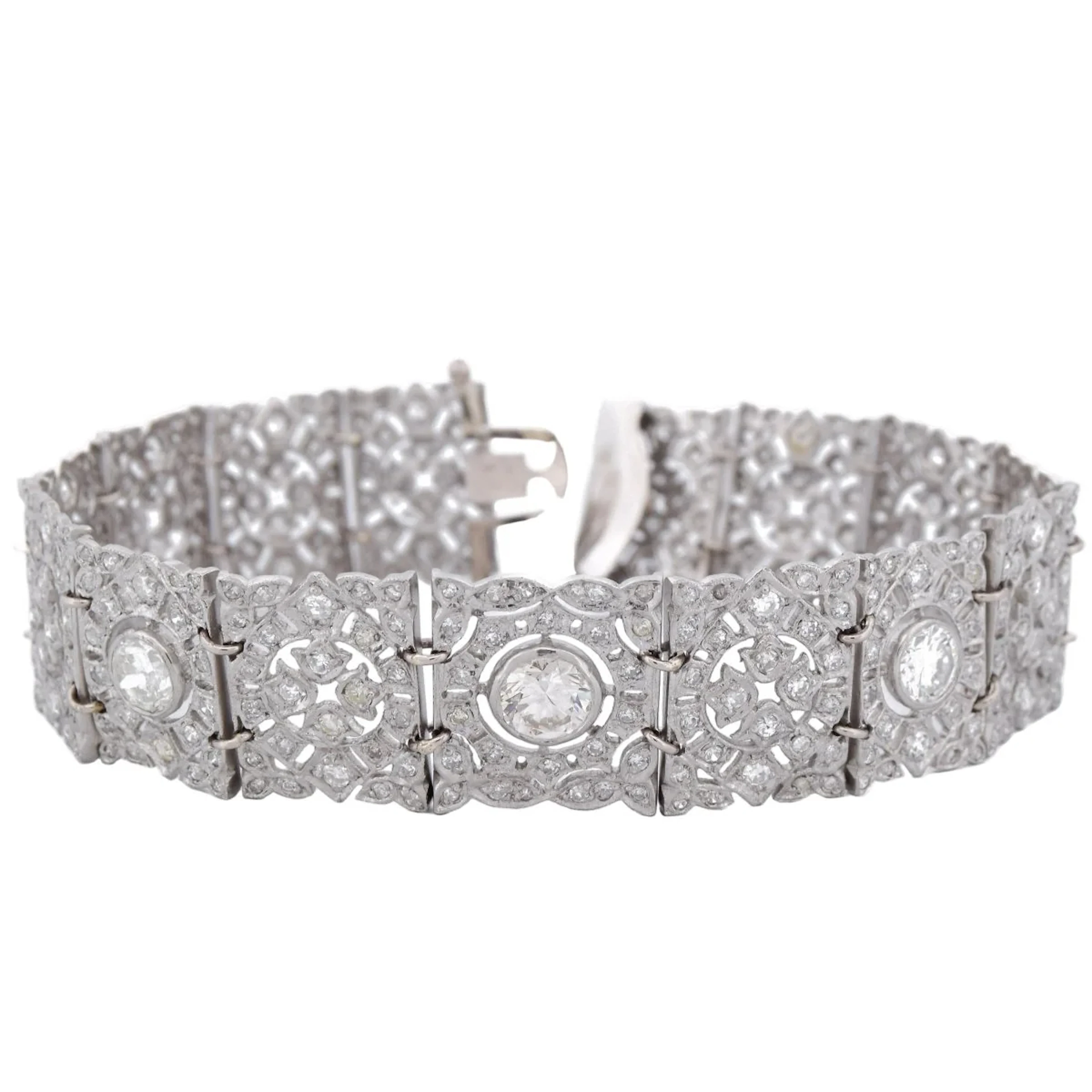 Bracelet in paltinium and diamonds.
