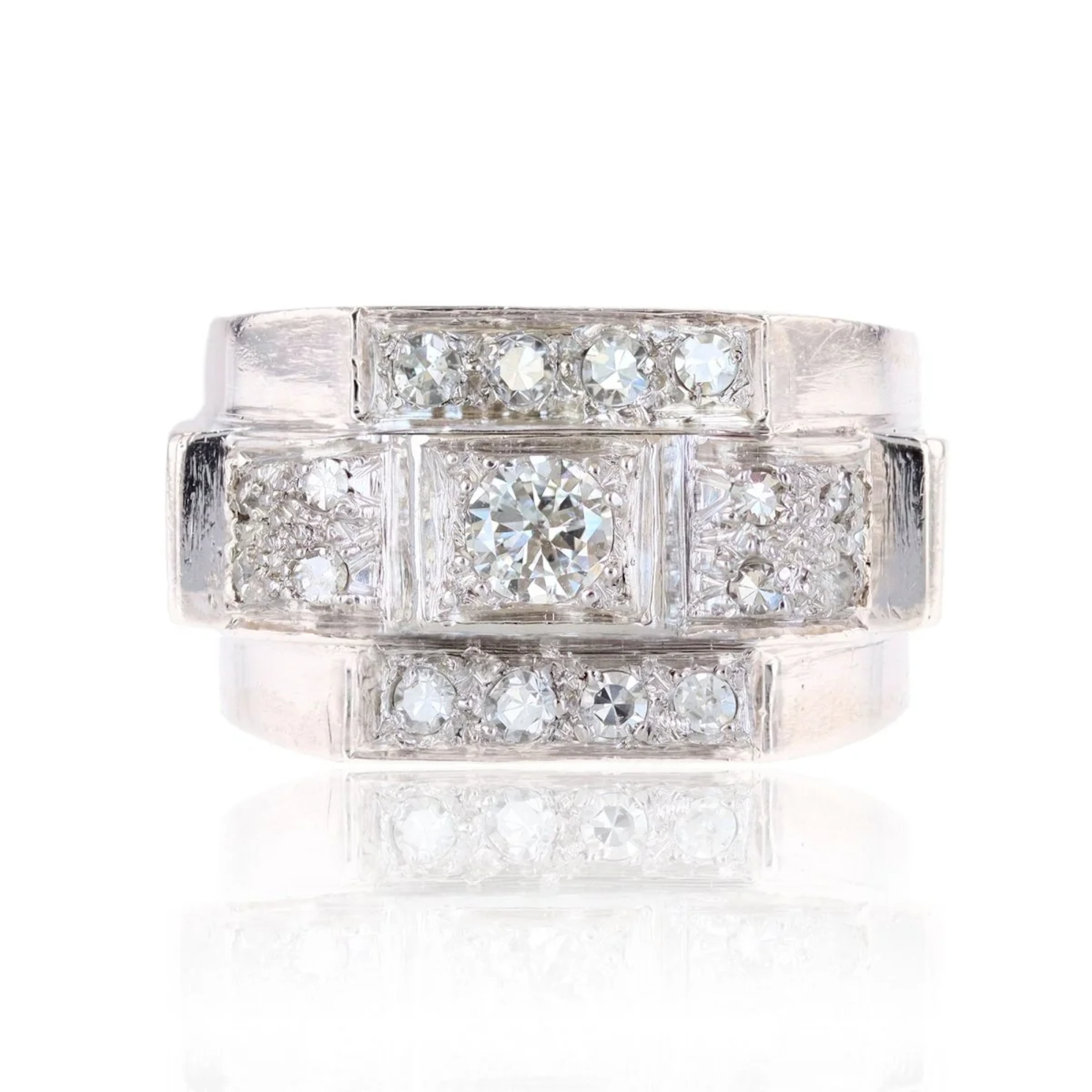 Ring art deco in paltinium and diamonds.