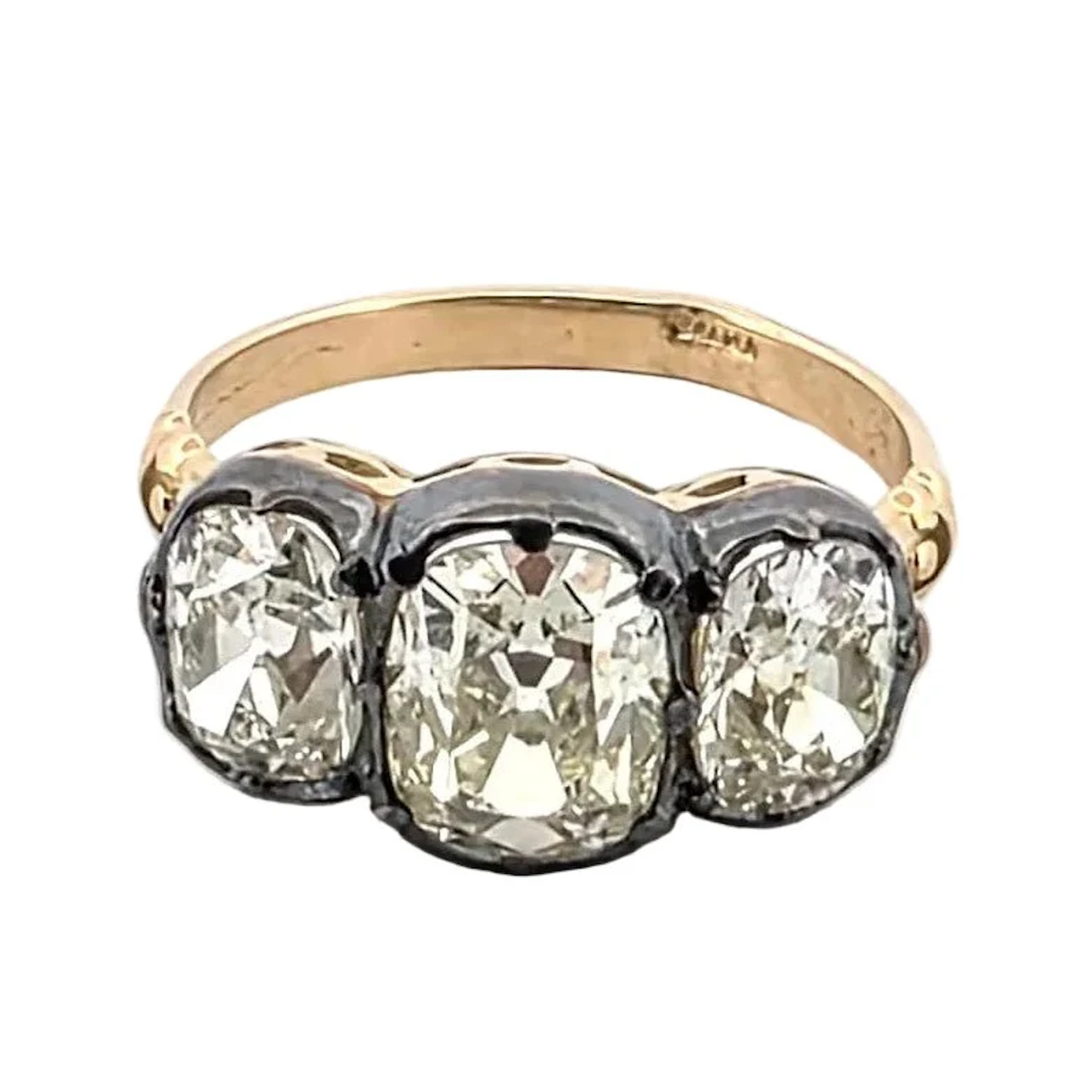 Trilogy Ring in Yellow Gold and Diamonds