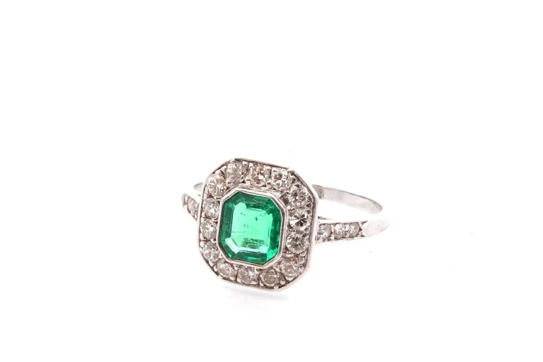 Ring art deco in paltinium and emerald