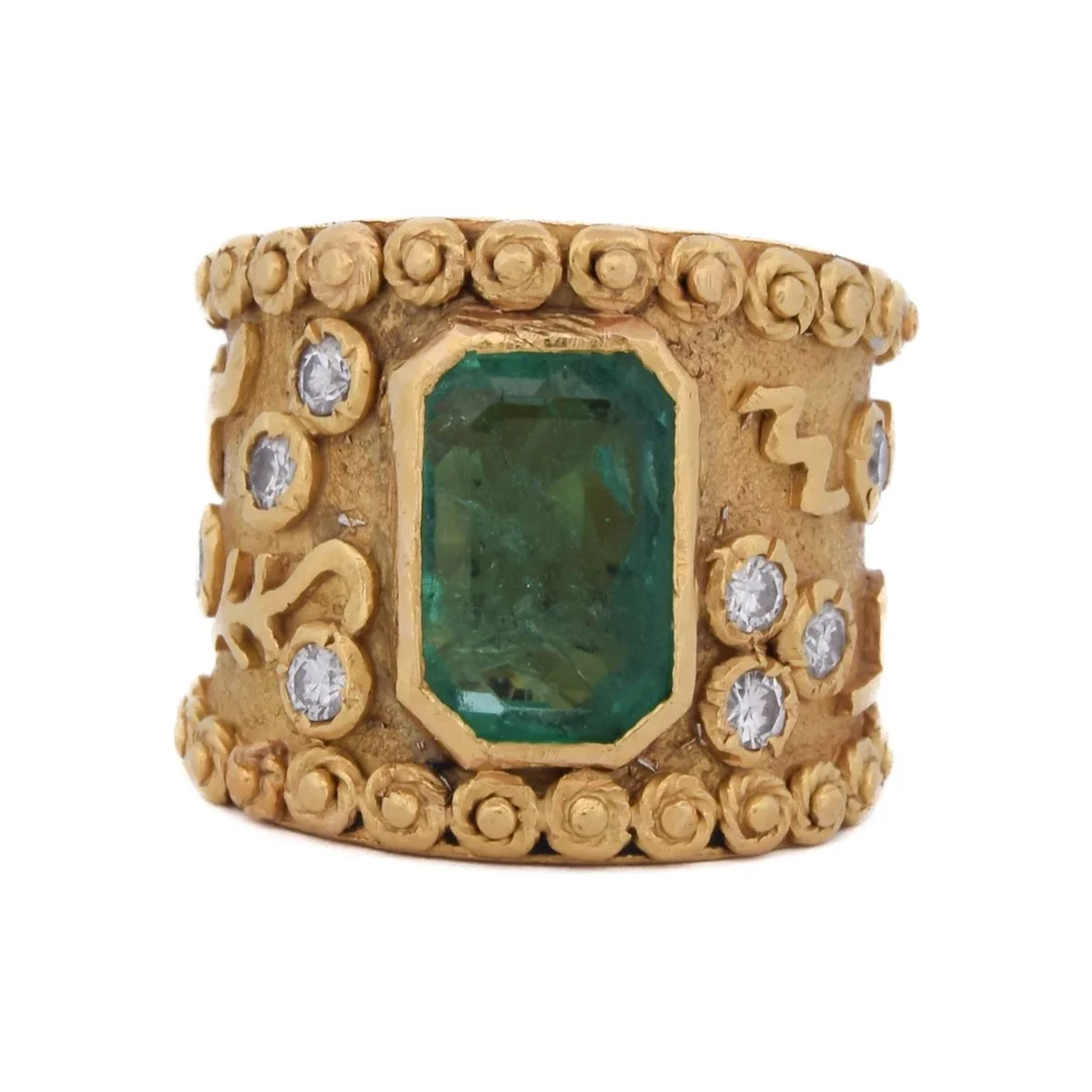 Yellow Gold Ring with Emerald and Diamonds
