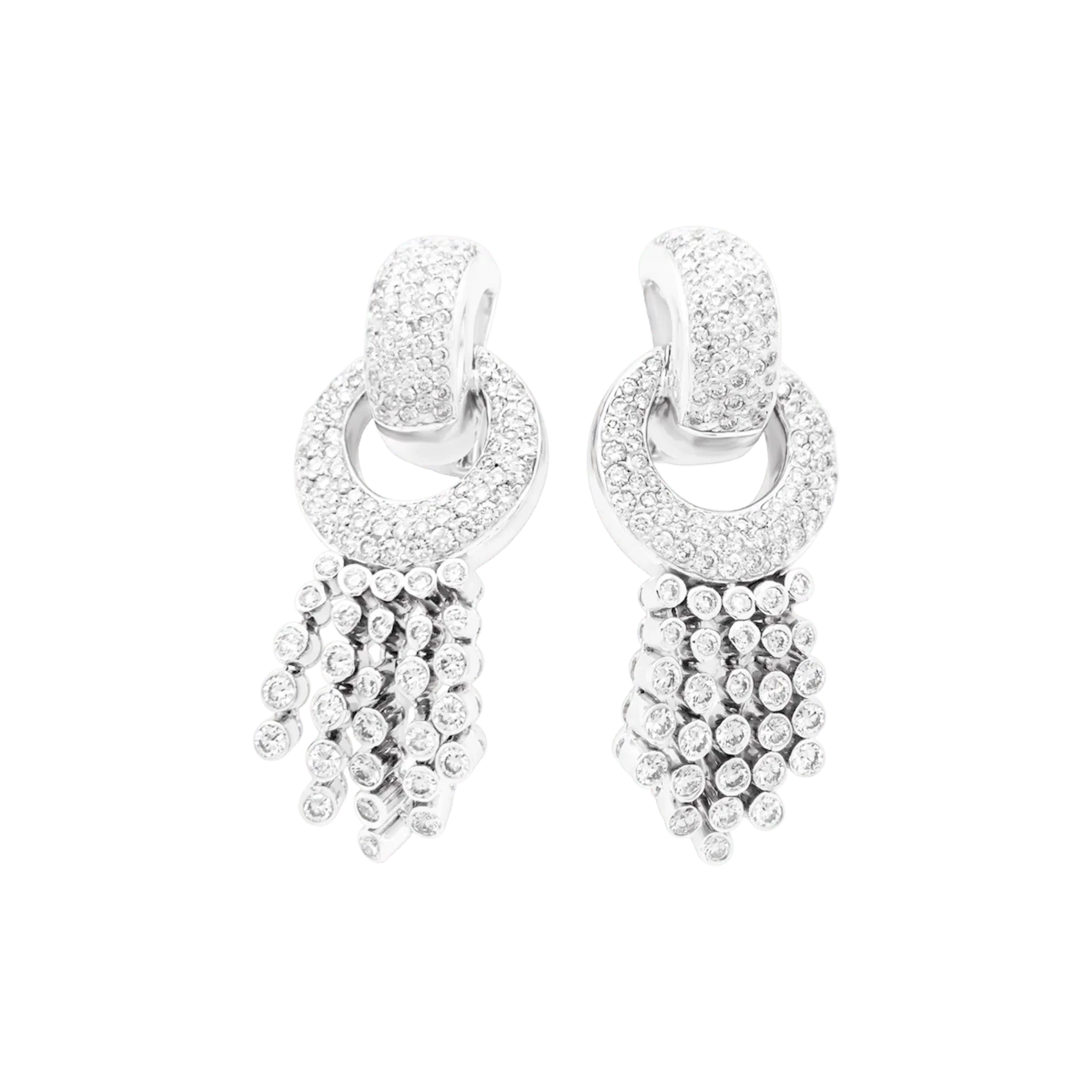 Boucles d'oreilles pendantes en or blanc et diamants