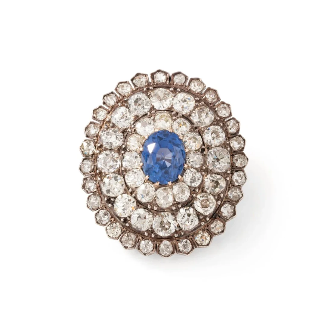 Pin brooch in yellow gold, silver, sapphire and diamonds