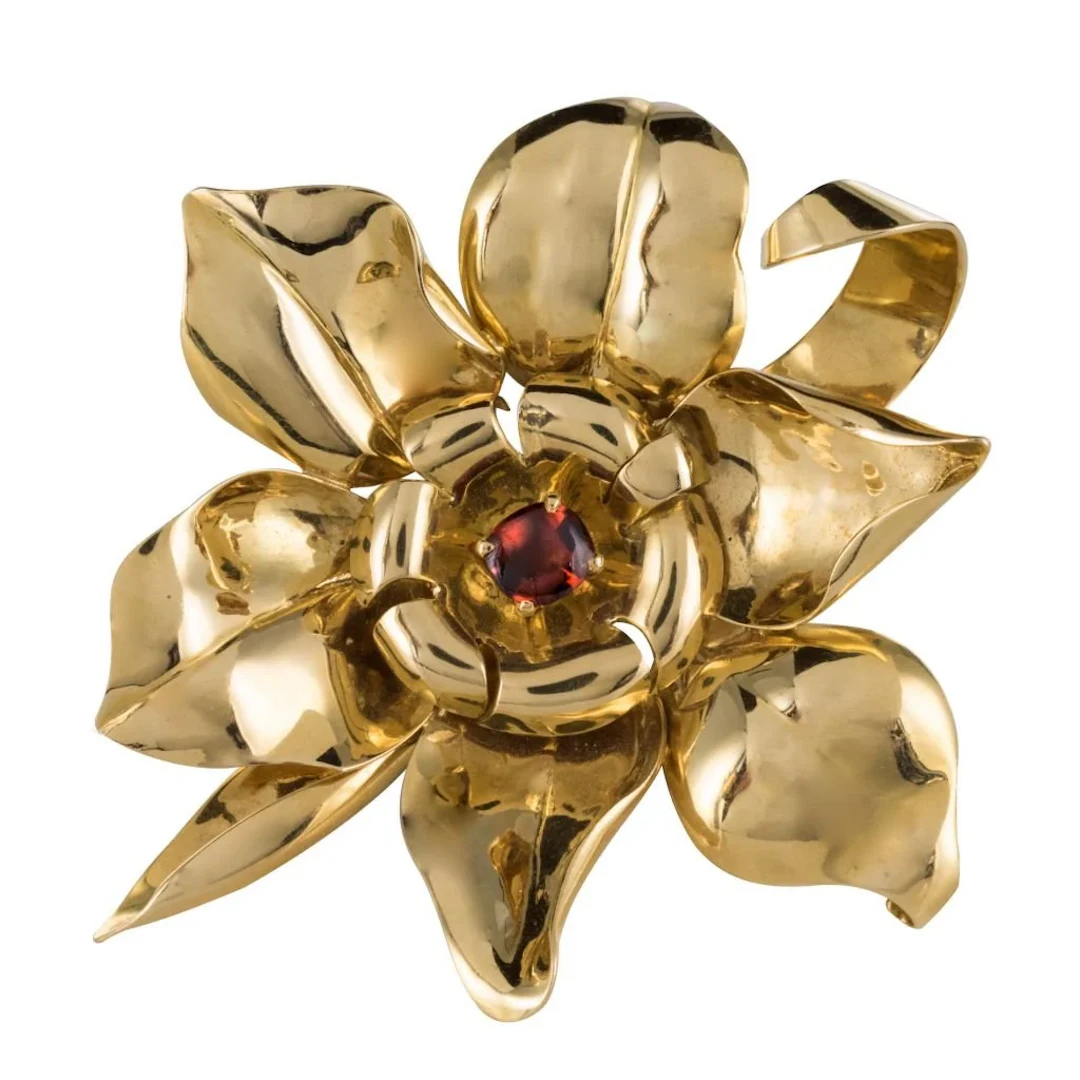 Brooch Pin in yellow gold and garnet