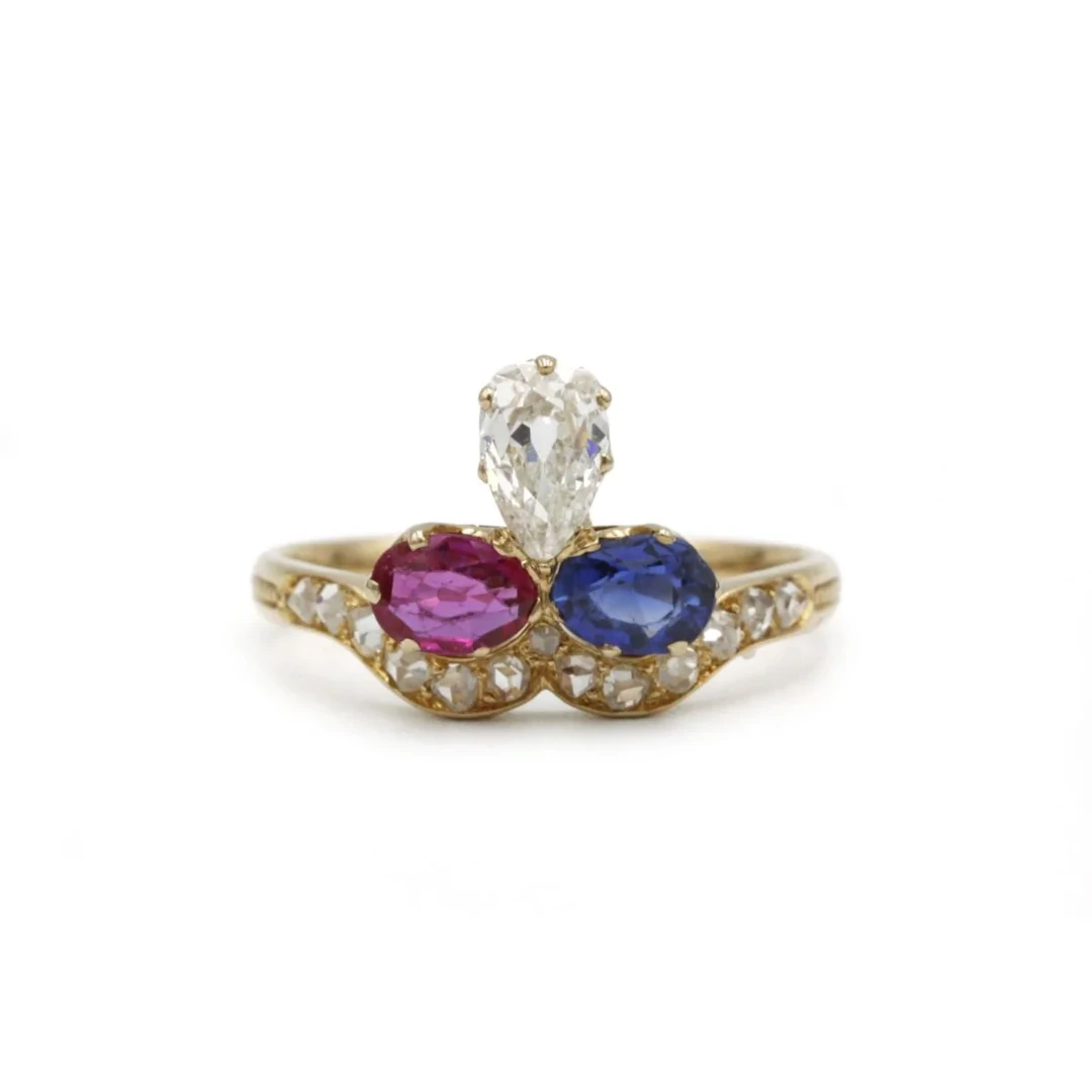 Trilogie XIXème Ring - Yellow gold, diamonds, rubies and sapphire.