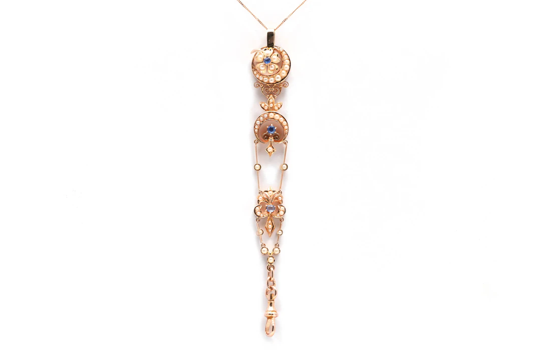 Yellow gold pendant with pearls and sapphires