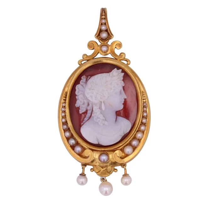 Pendentif en or jaune, calcédoine et perles