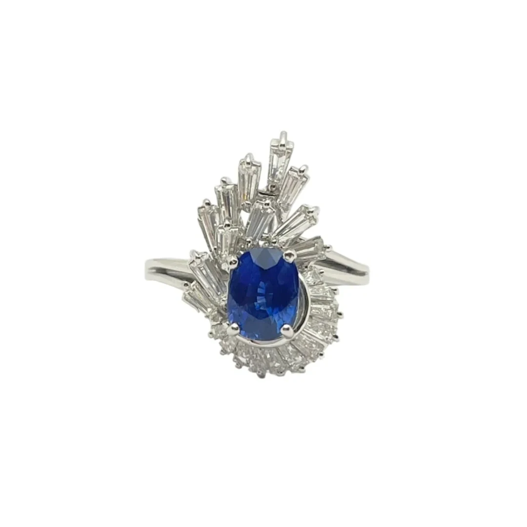 Ring in 18KT gold with natural sapphire ct 2.00 and diamonds, CISGEM-certified.