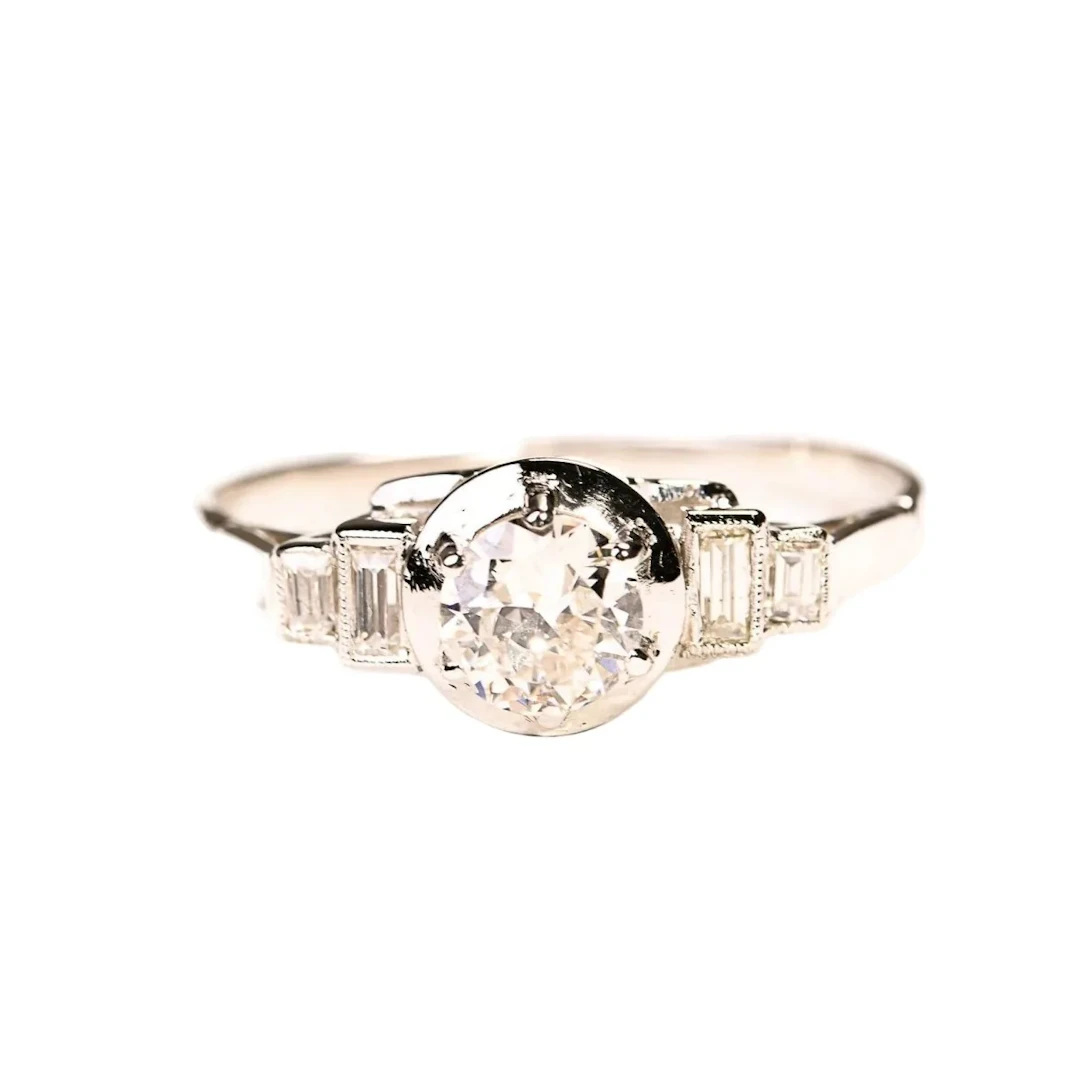 Solitaire ring in platinum and diamonds