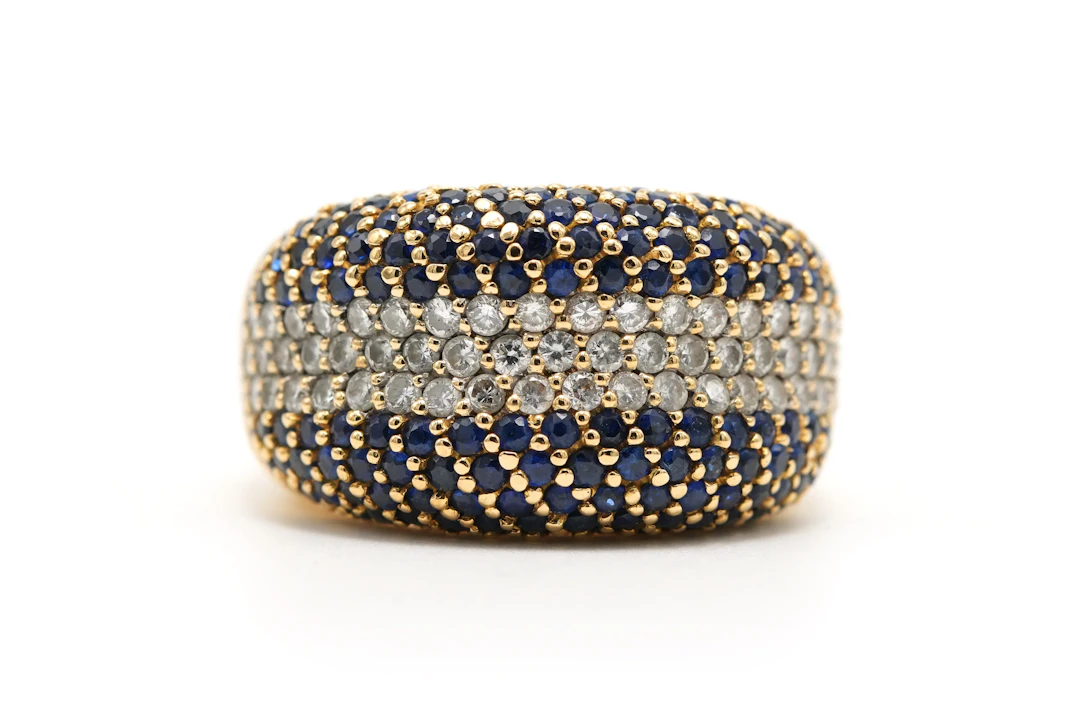 Bague Dôme en or jaune, saphirs et diamants