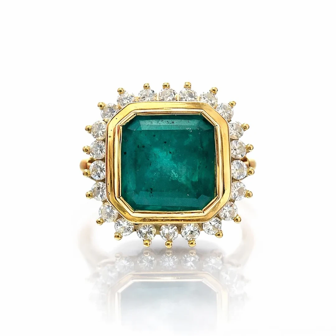 Entourage Ring in yellow gold, emerald, and diamonds