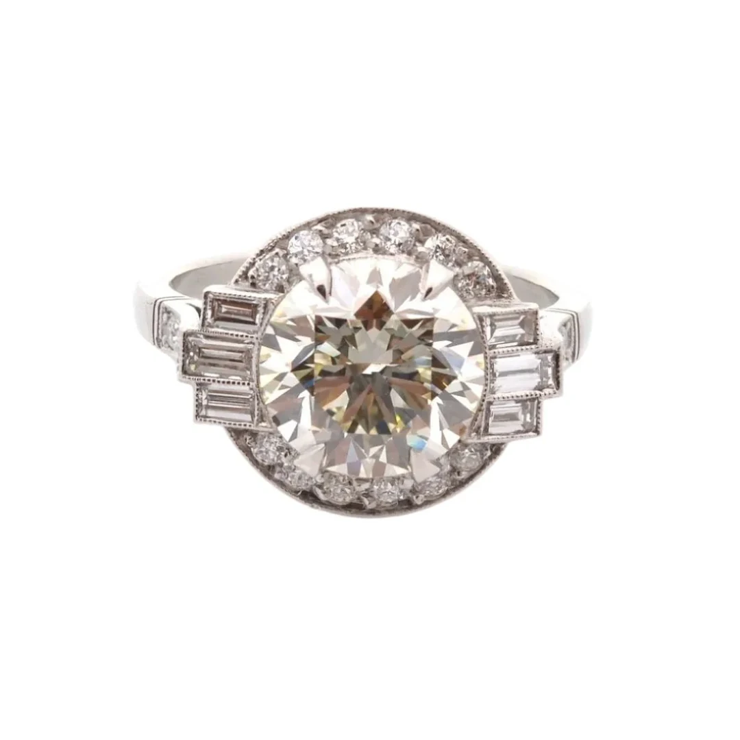 Pompadour ring in platinum and diamonds