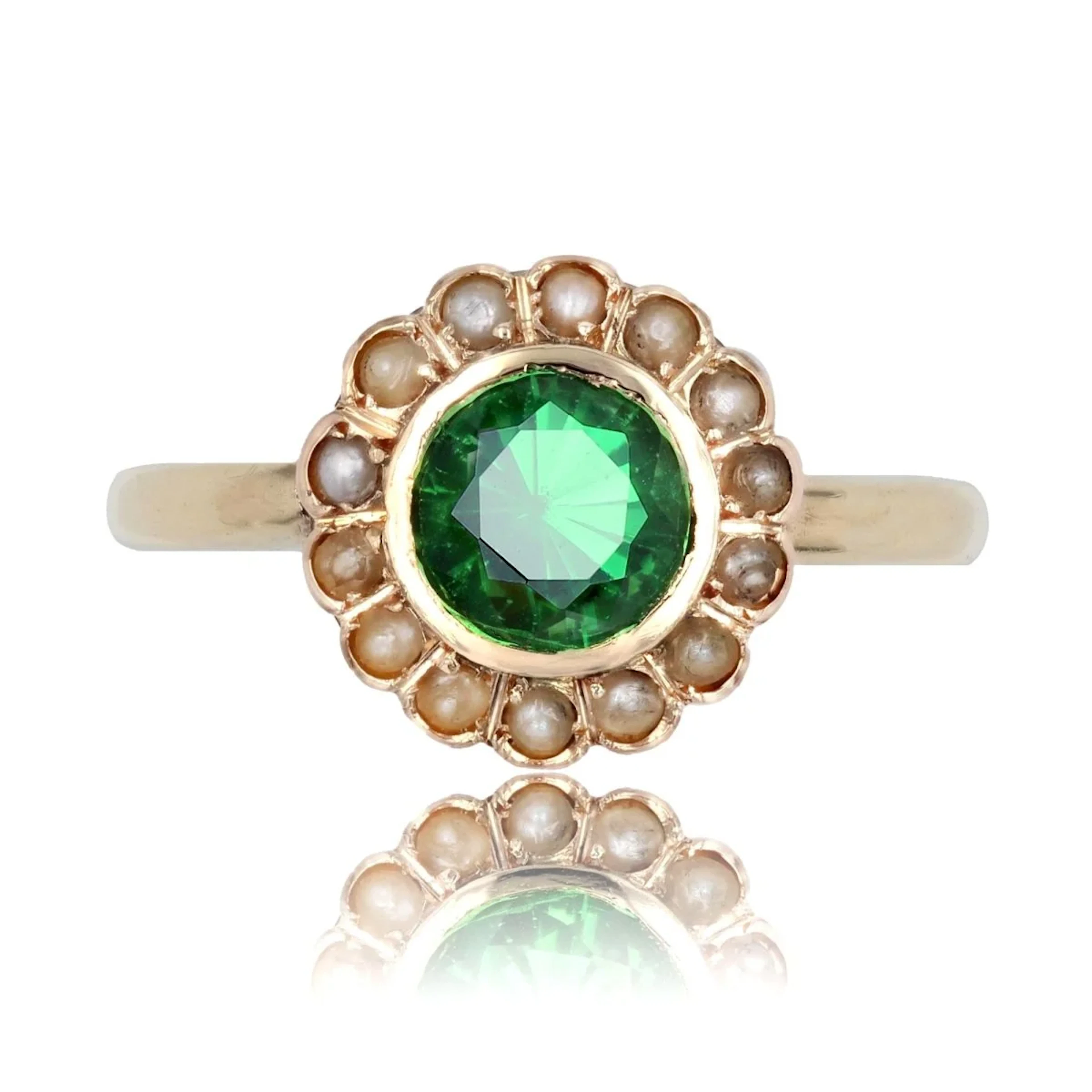 Ring Surroundings in yellow gold, garnet and pearls