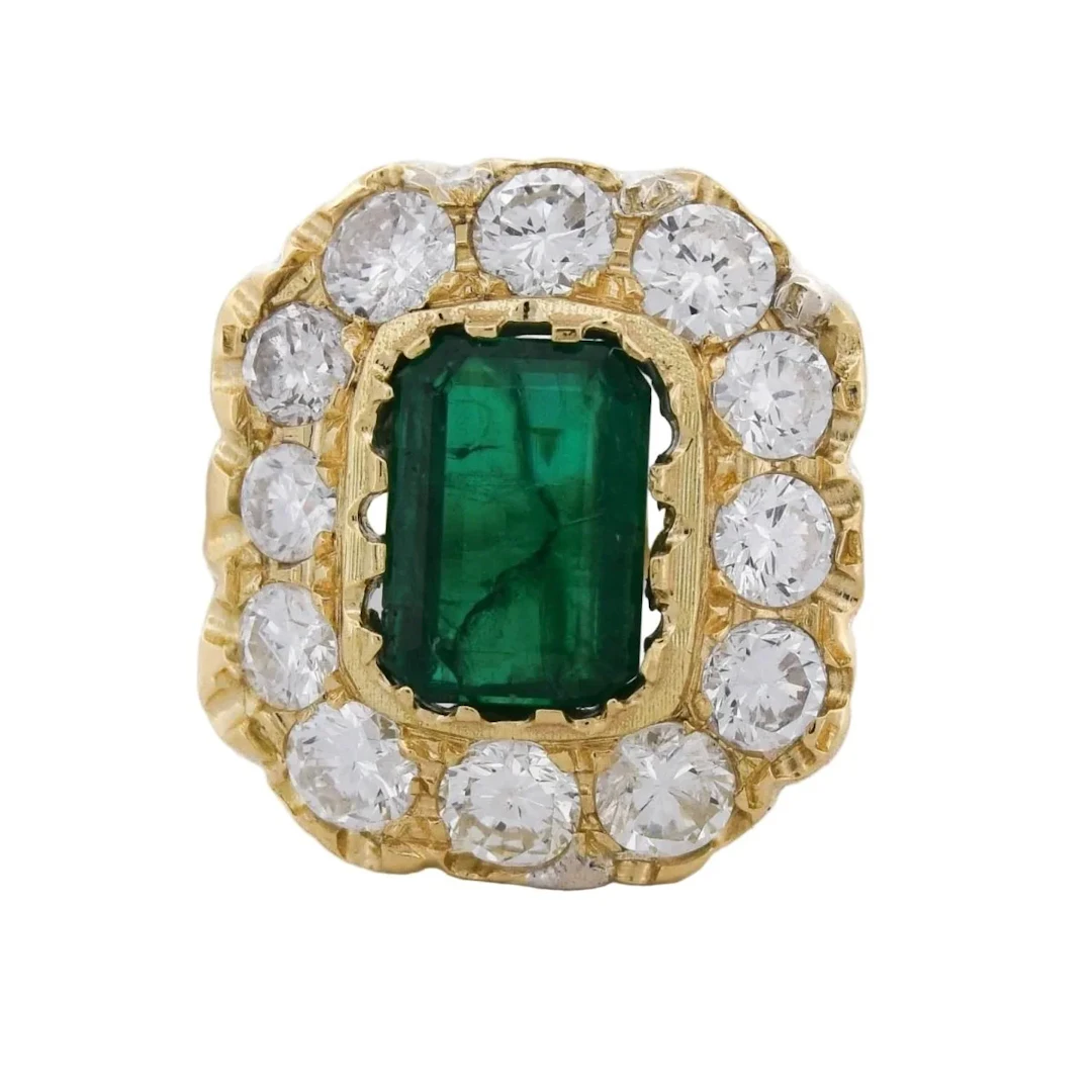 Entourage Ring in yellow gold, emerald and diamonds