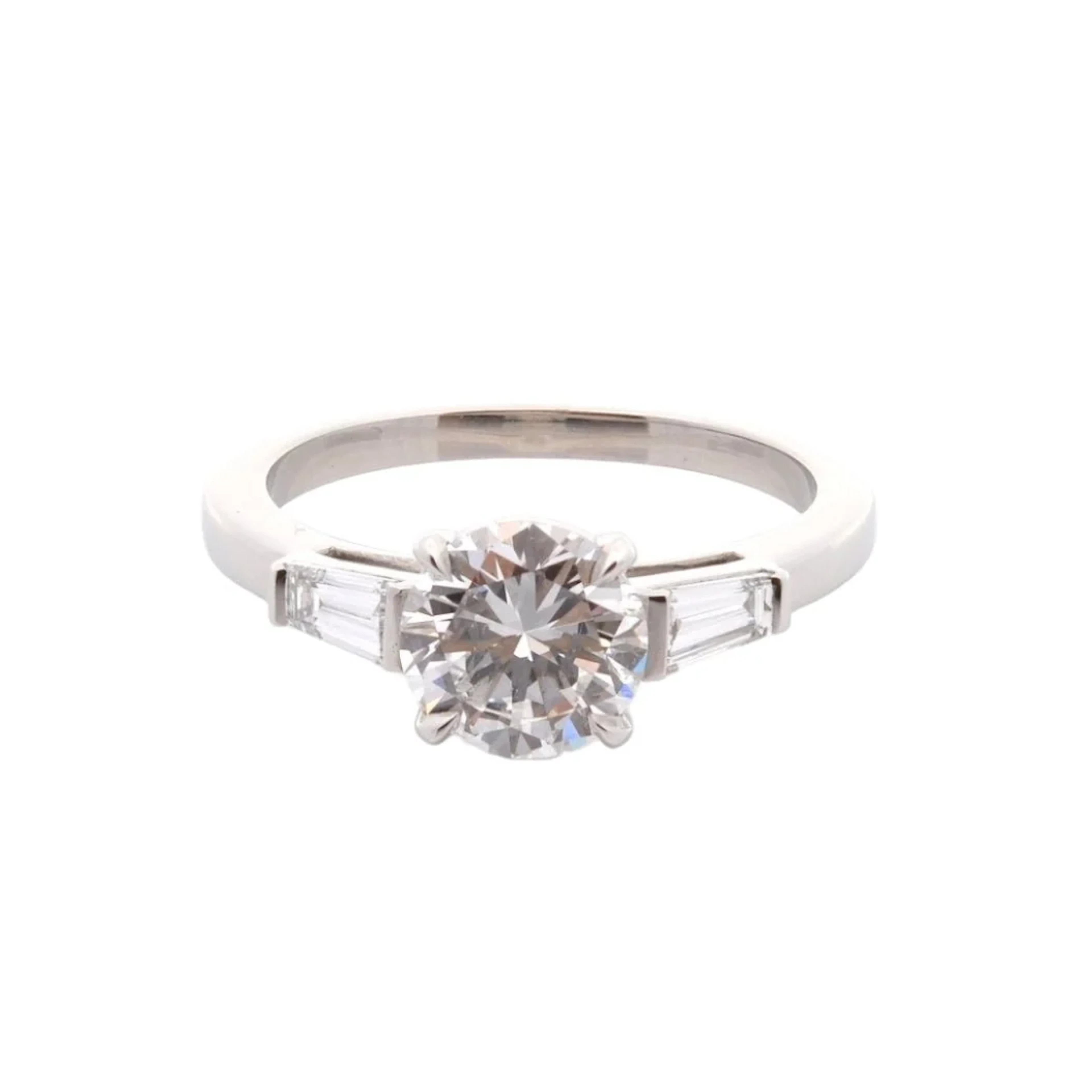 Trilogy ring in platinum and diamonds