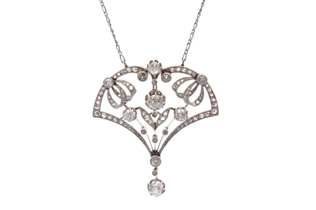 Necklace former in paltinium and diamonds