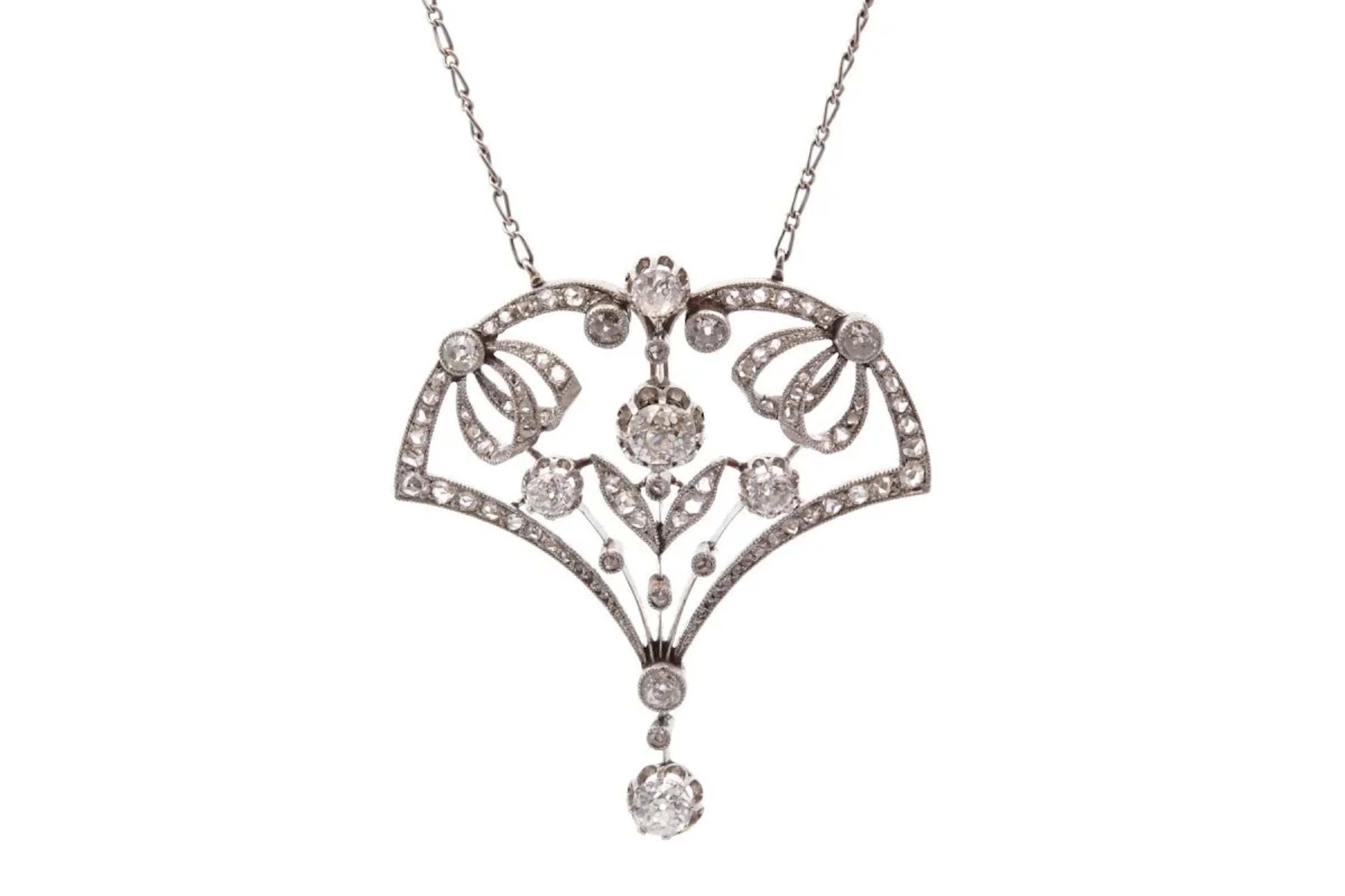 Necklace former in paltinium and diamonds