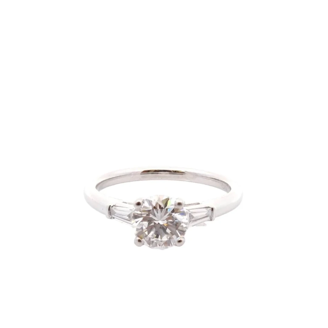 Solitaire ring in platinum and diamonds