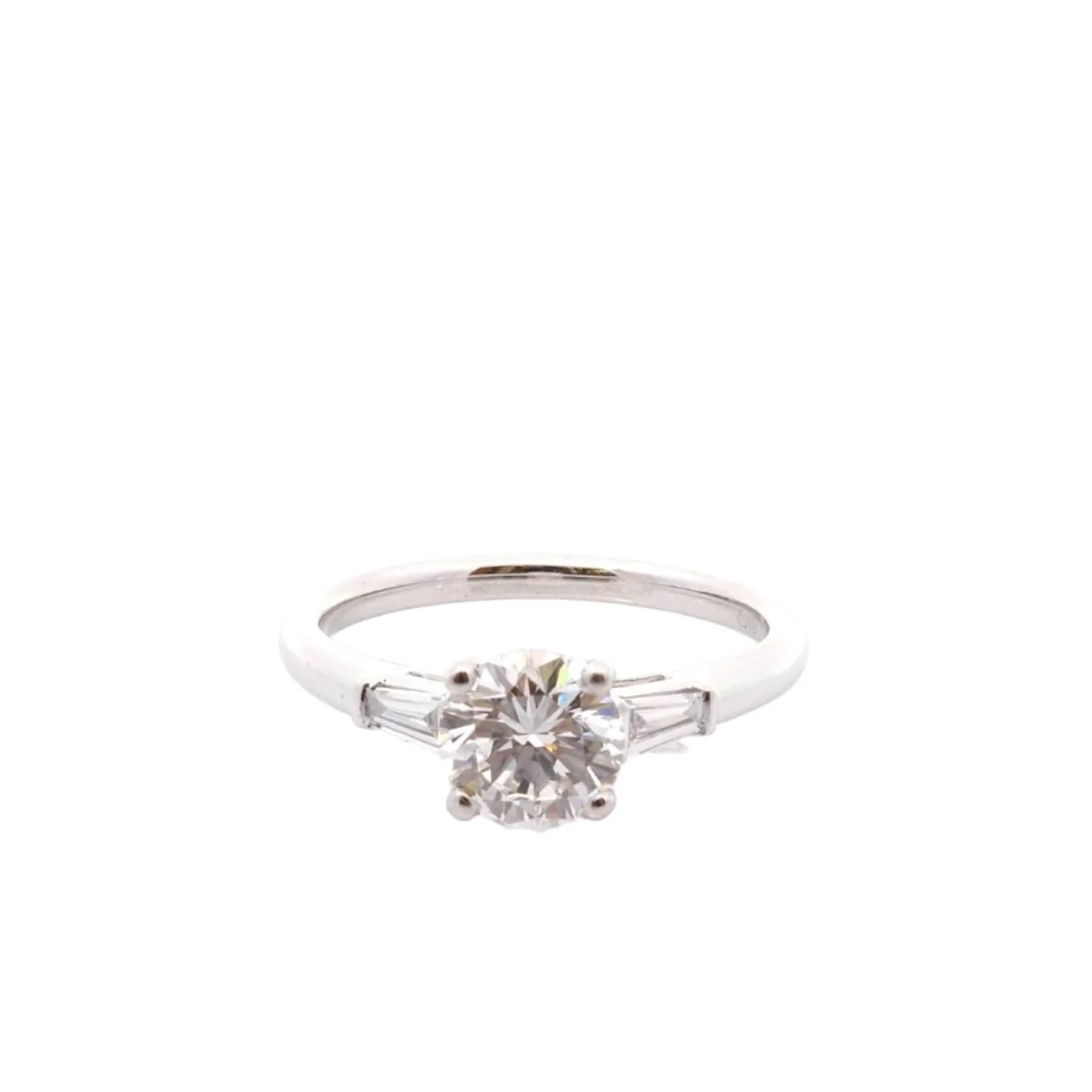 Solitaire ring in platinum and diamonds