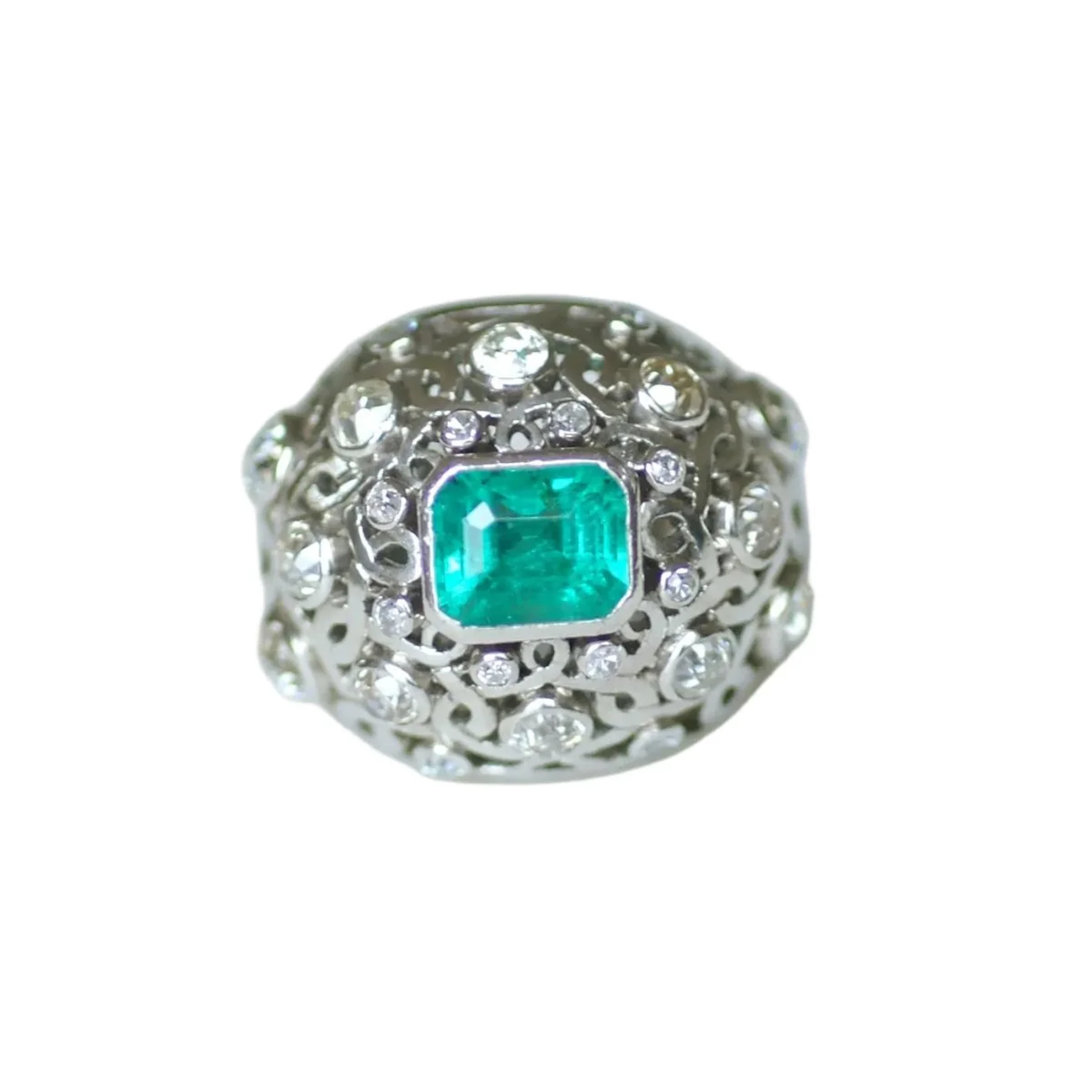 Ring in paltinium, emerald, and diamonds