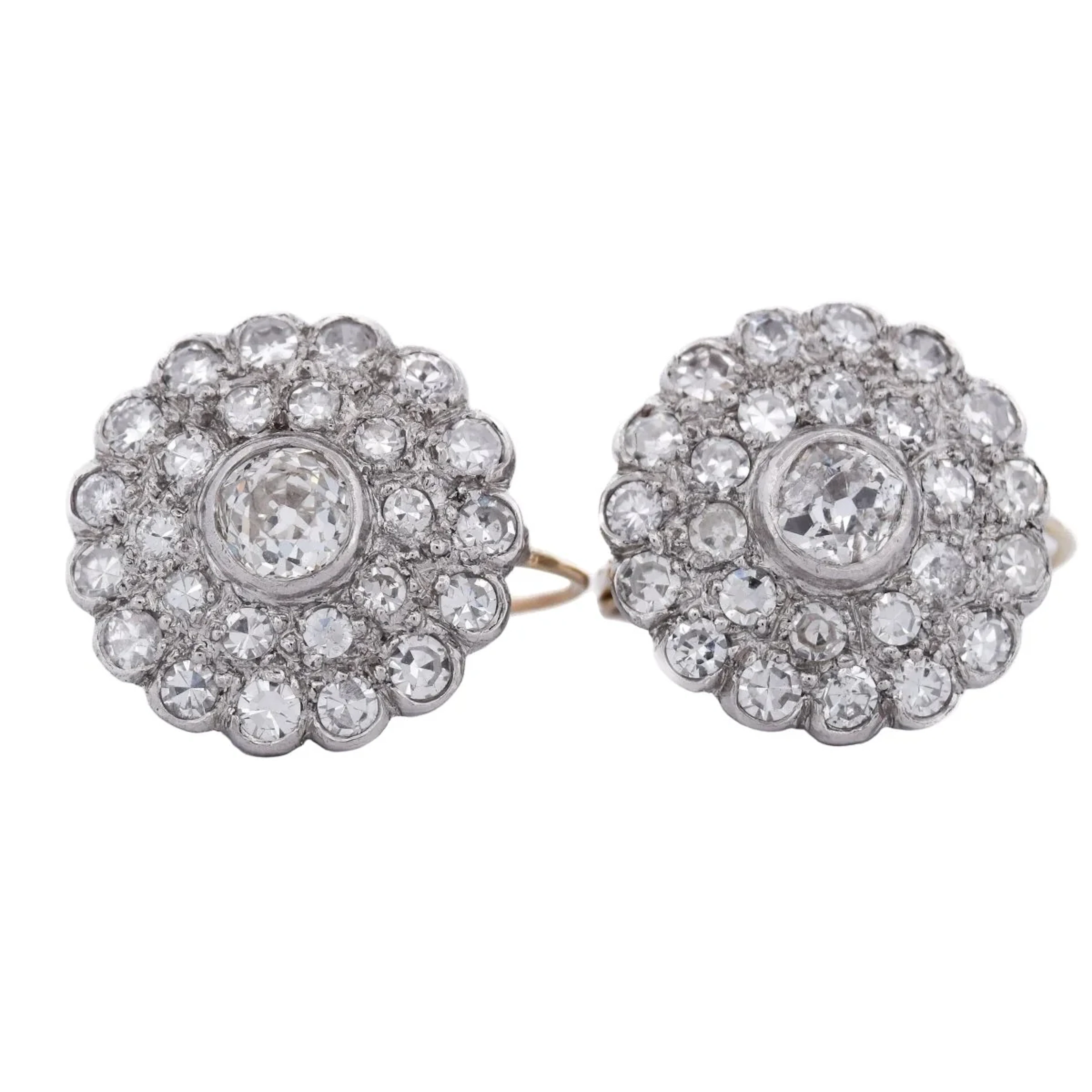 Lever-back earrings in yellow gold, Platinum, and Diamonds
