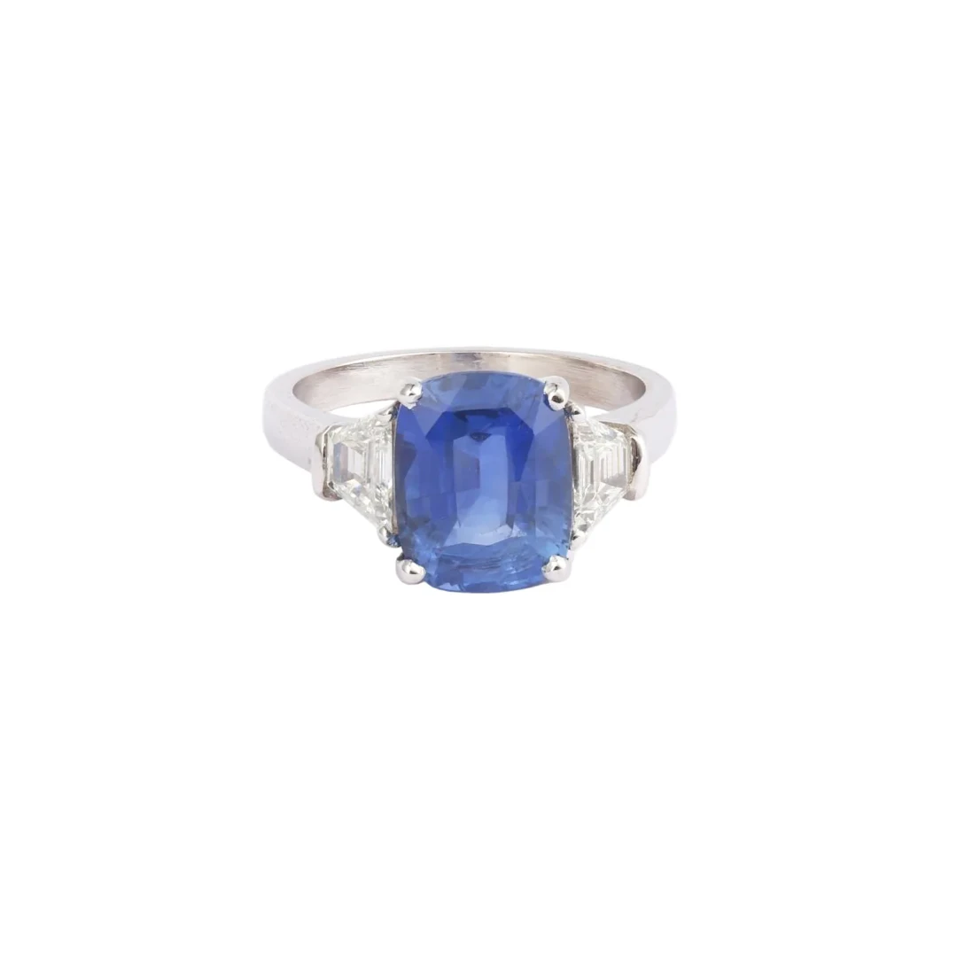Ring Unheated Cushion Sapphire 4.15 Carats diamonds 18 Carat White