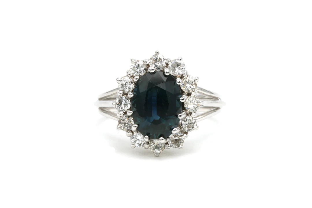 Bague Entourage en or blanc, saphirs et diamants
