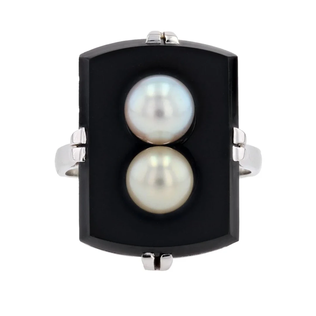 Cocktail ring in white gold, onyx and pearl
