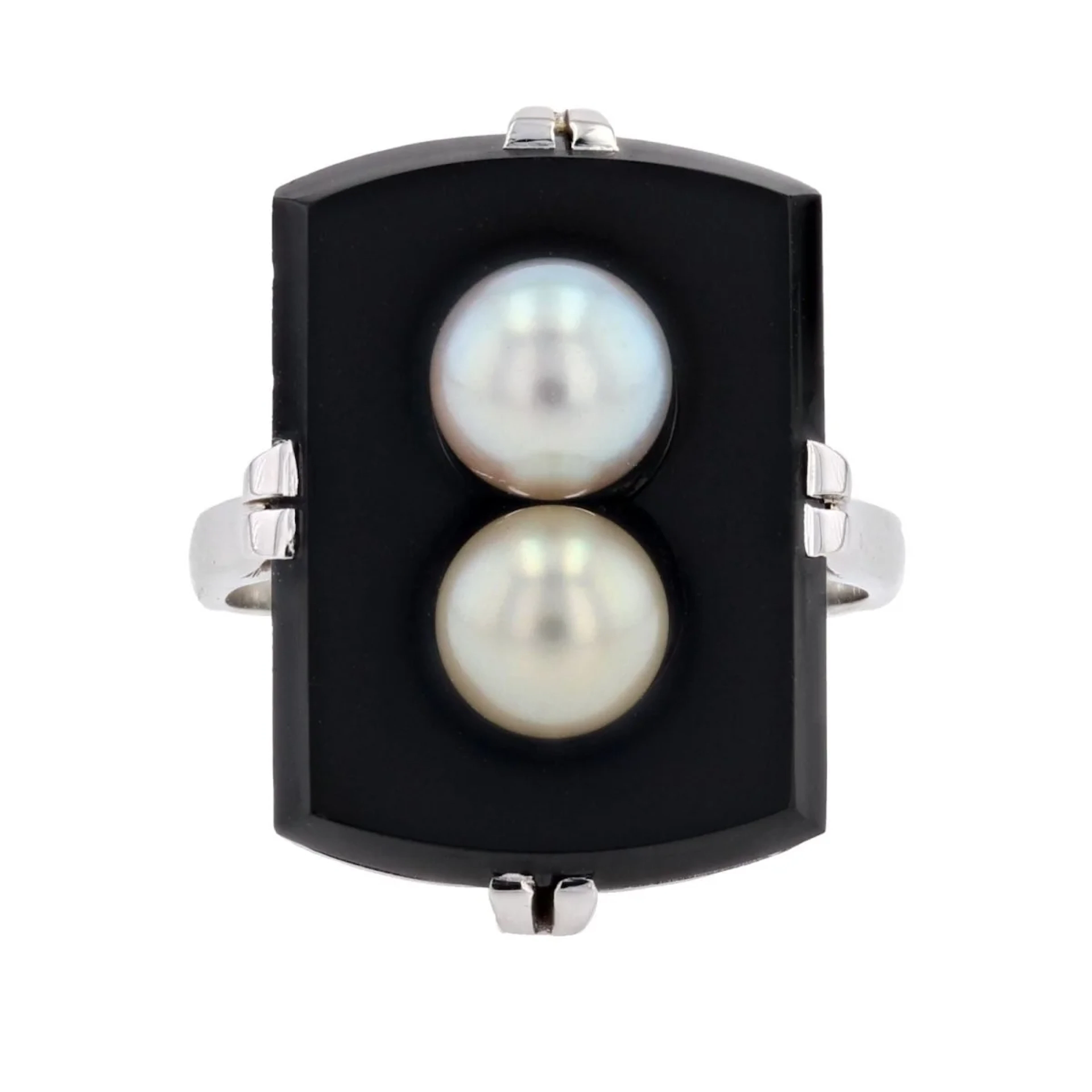 Cocktail ring in white gold, onyx and pearl