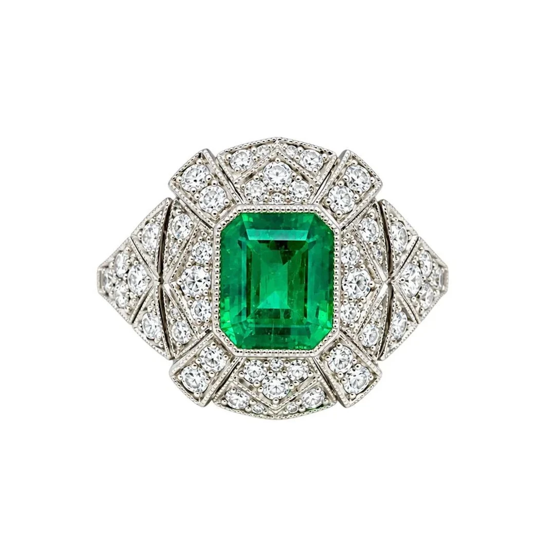 Bague Entourage en platine, émeraude et diamants