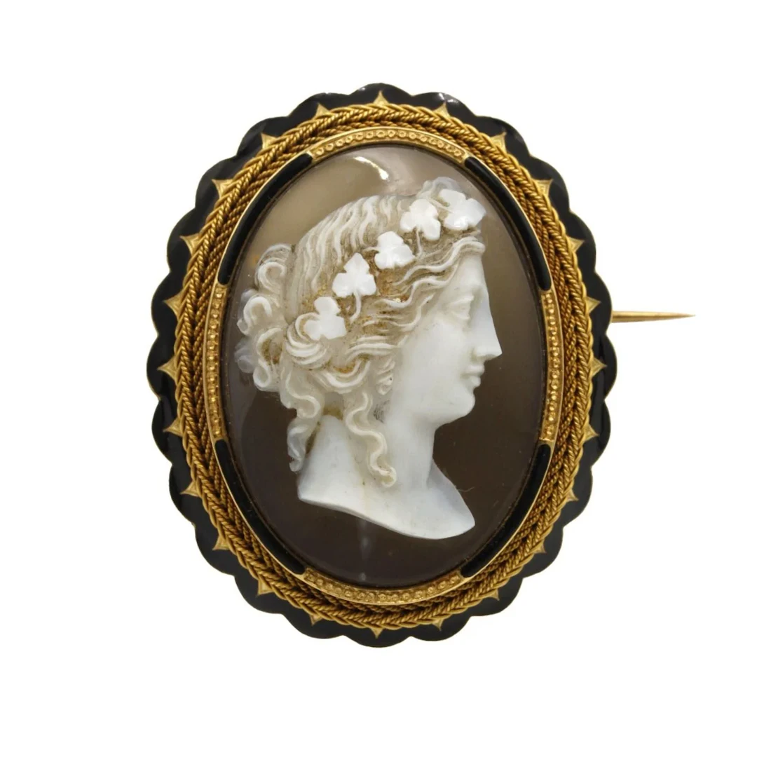 Brooch Pin in yellow gold, enamel and agate cameo