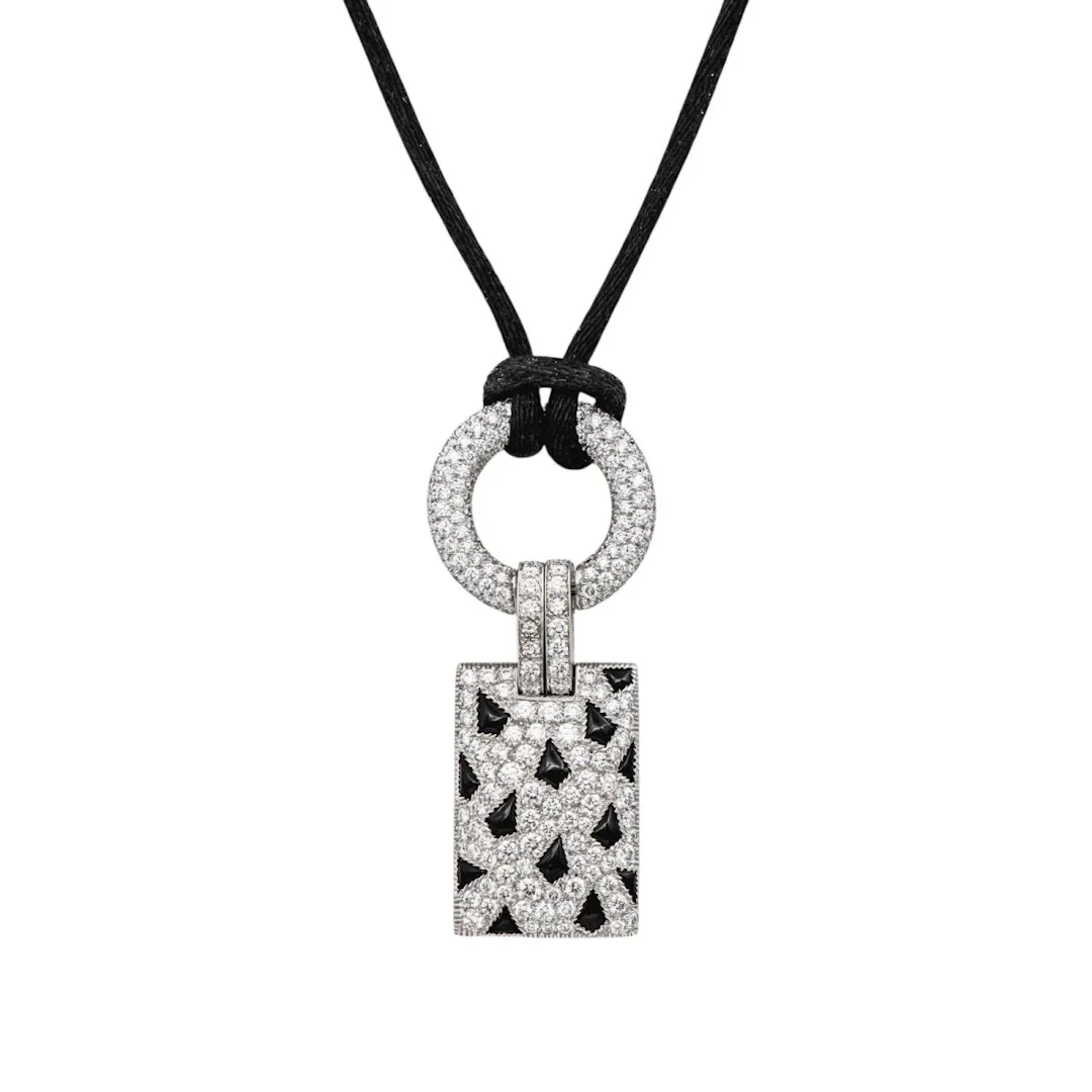Collier Pendentif CARTIER "Panthère" en or blanc, onyx, soie et diamants