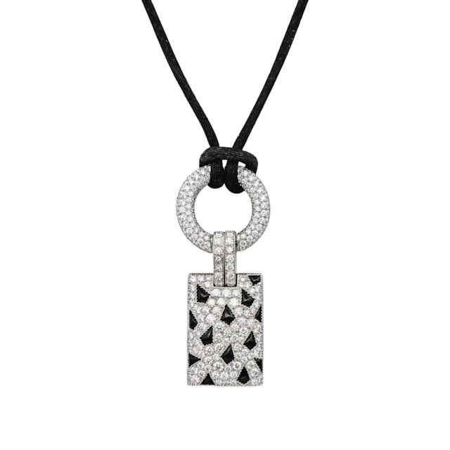 Collier Pendentif CARTIER "Panthère" en or blanc, onyx, soie et diamants