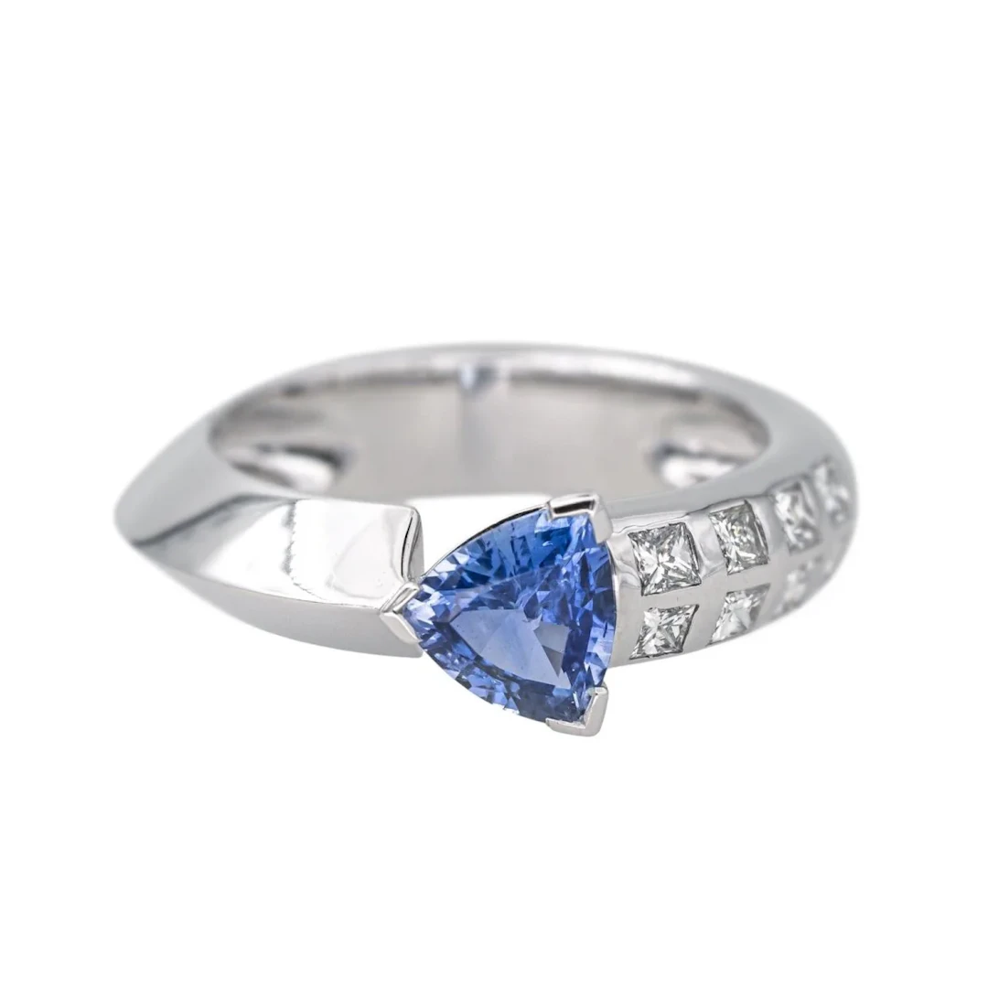 Solitaire Ring in White gold, Sapphire and Diamonds
