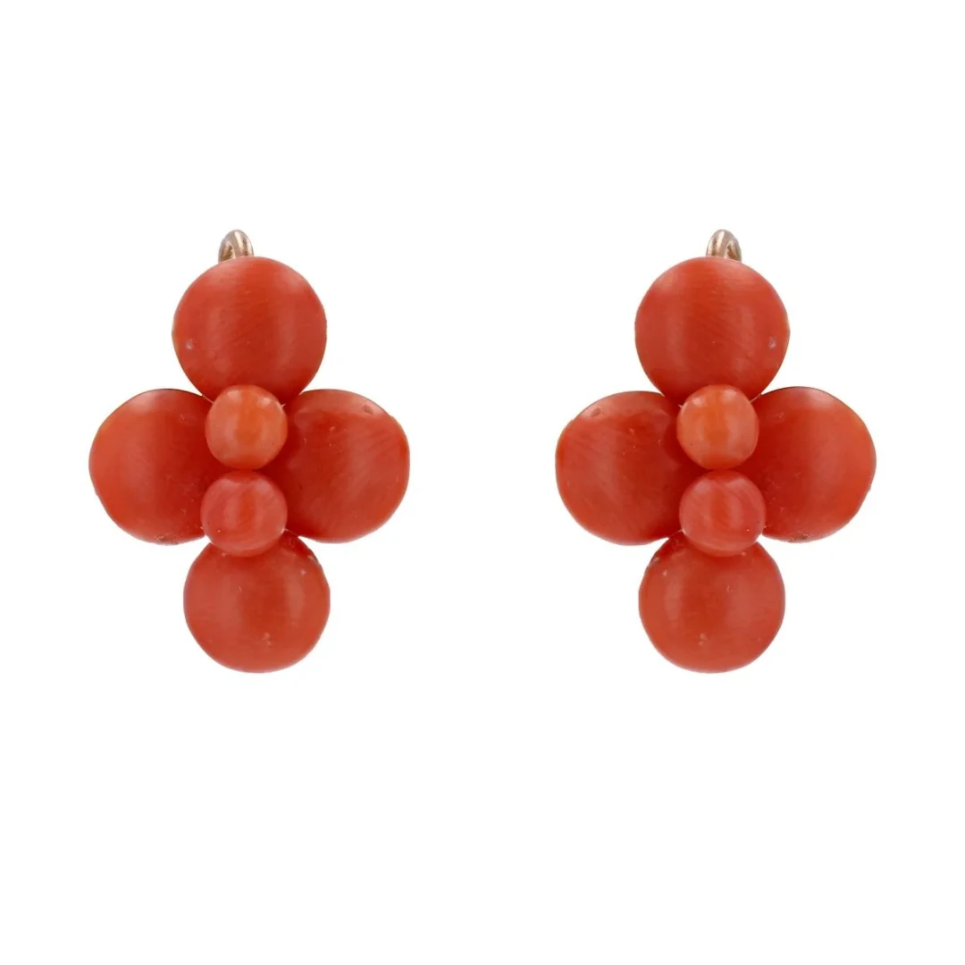 Dormeuses earrings in yellow gold and coral