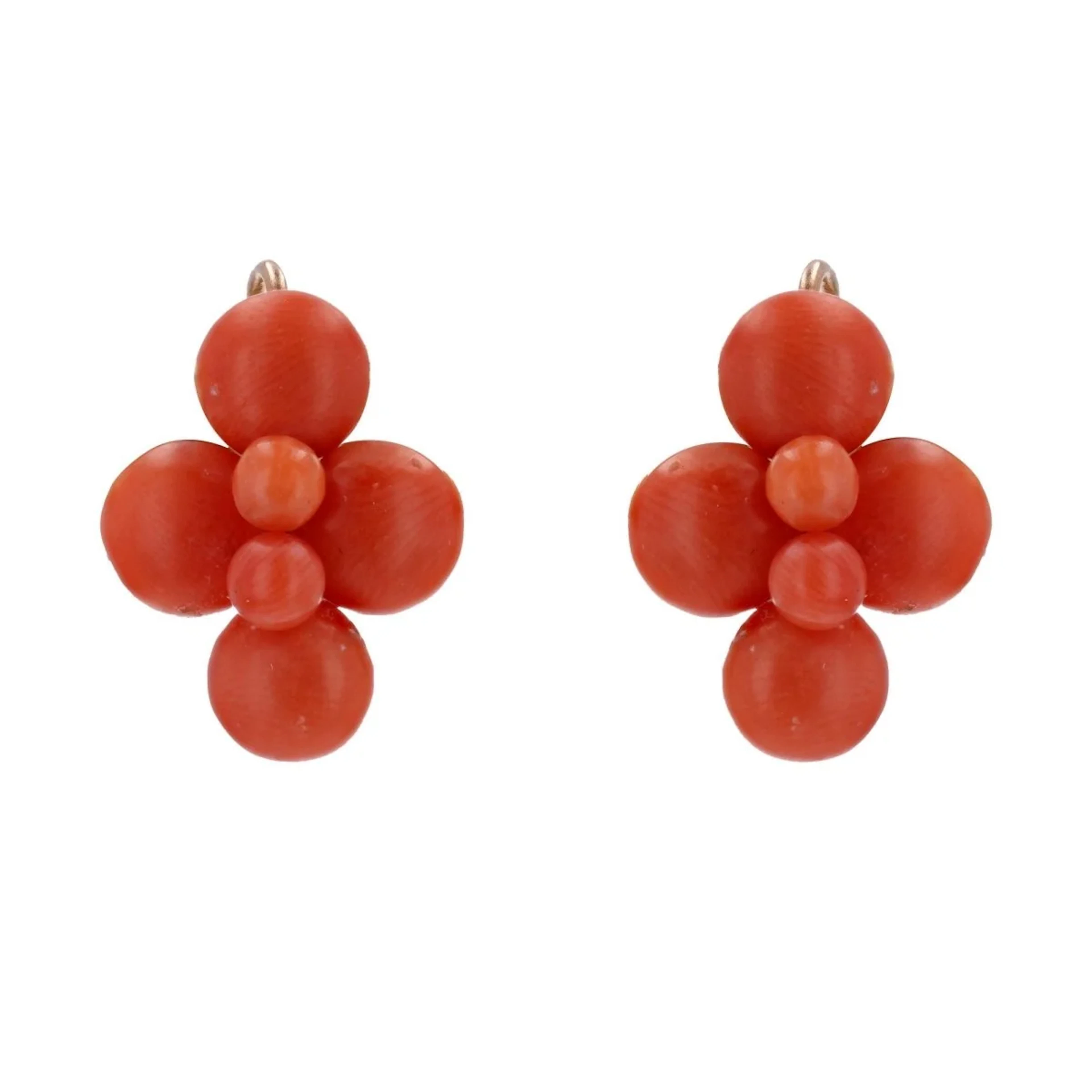 Dormeuses earrings in yellow gold and coral