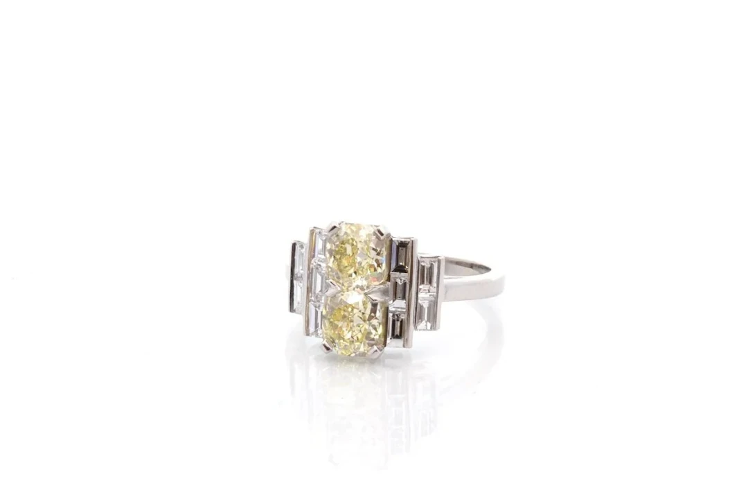 Ring in paltinium and diamonds fancy light yellow