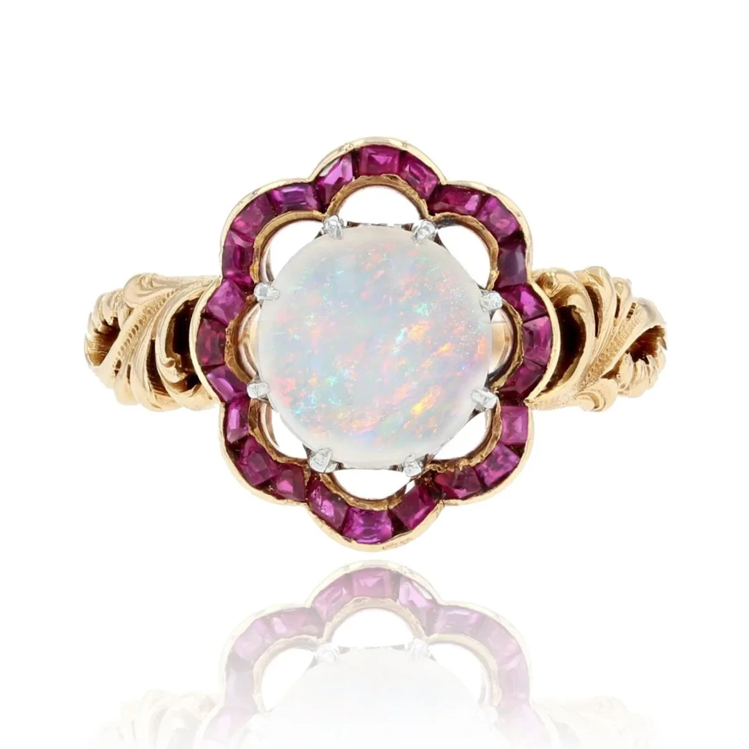 Pompadour ring in yellow gold, opal and ruby
