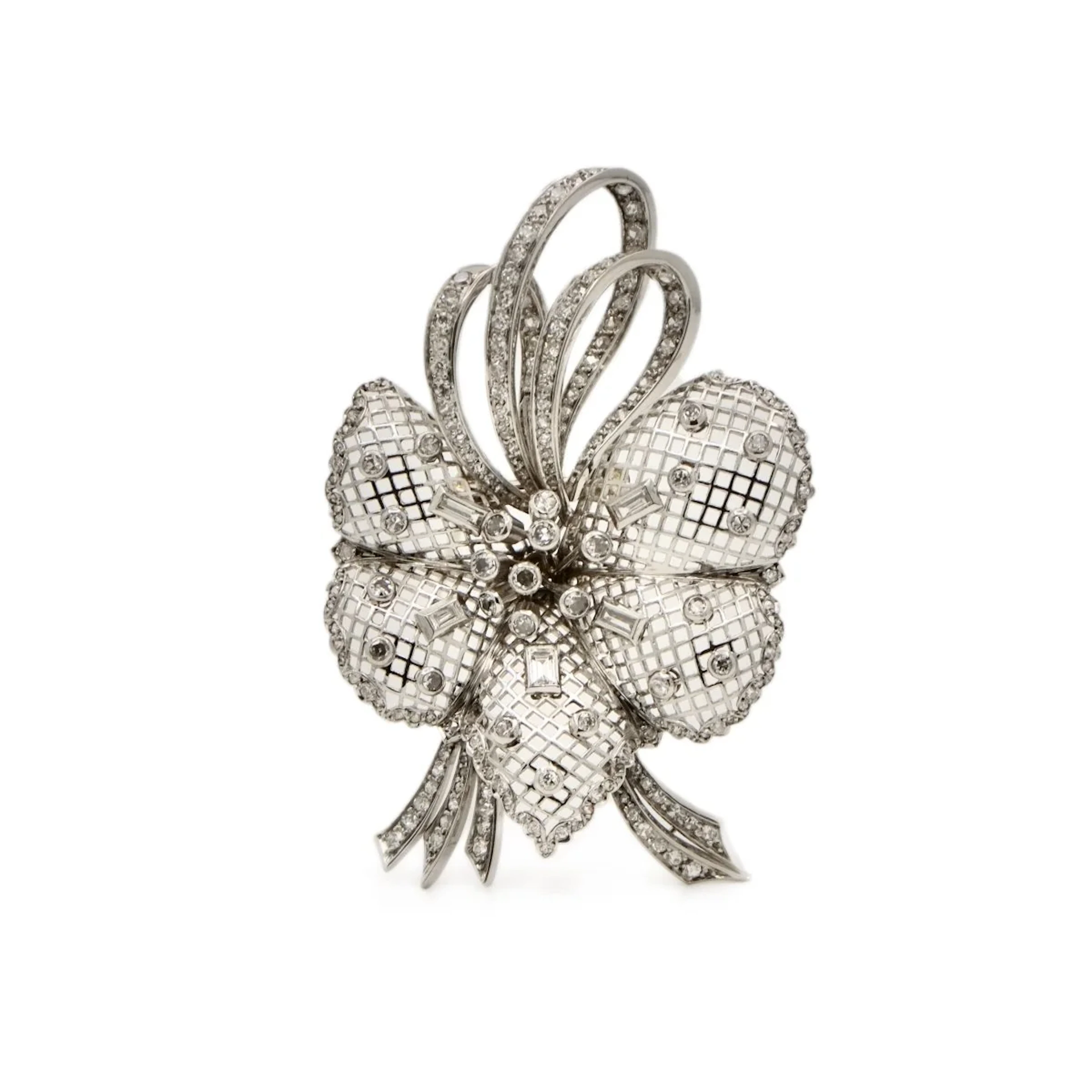 Brooch serrated flower in white gold and diamonds